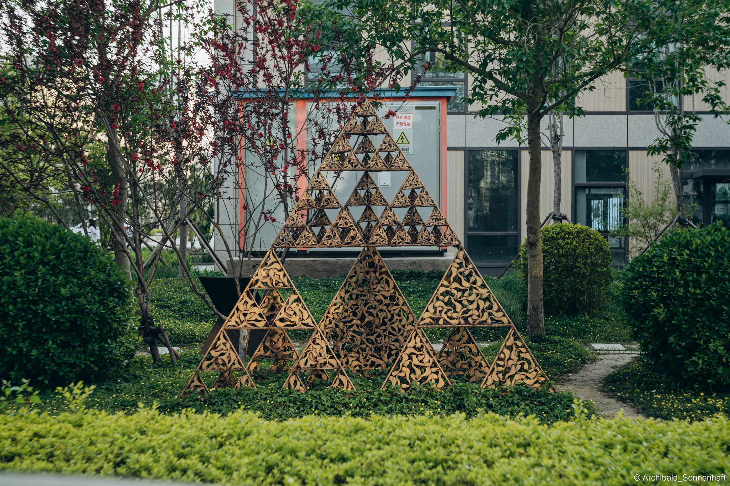 Points lines and planes among us. Photographer in Guangzhou, China. Archibald Sonnenhaft