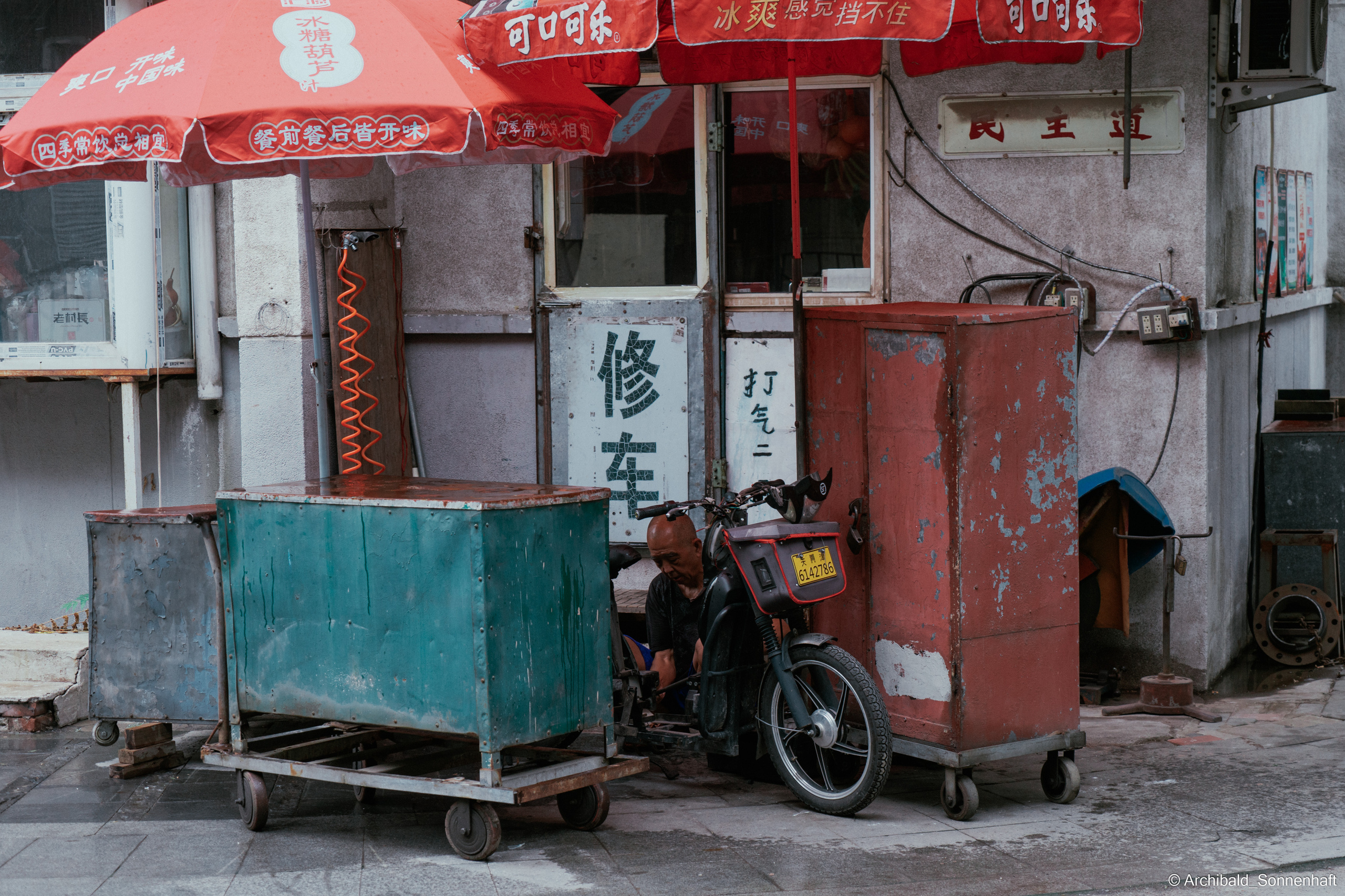 Look what I saw on the walk. Photographer in Guangzhou, China. Archibald Sonnenhaft