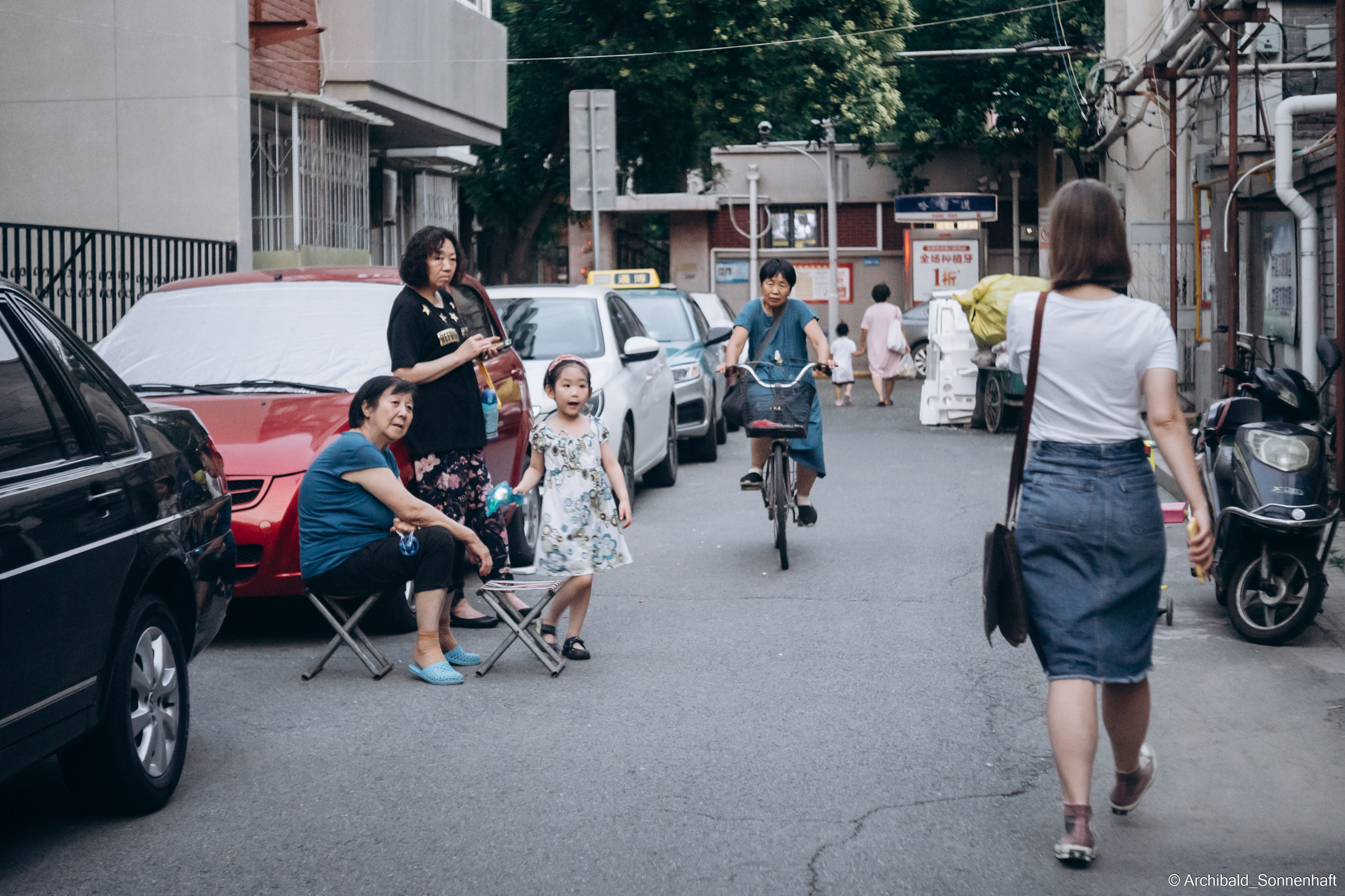 Look what I saw on the walk. Photographer in Guangzhou, China. Archibald Sonnenhaft