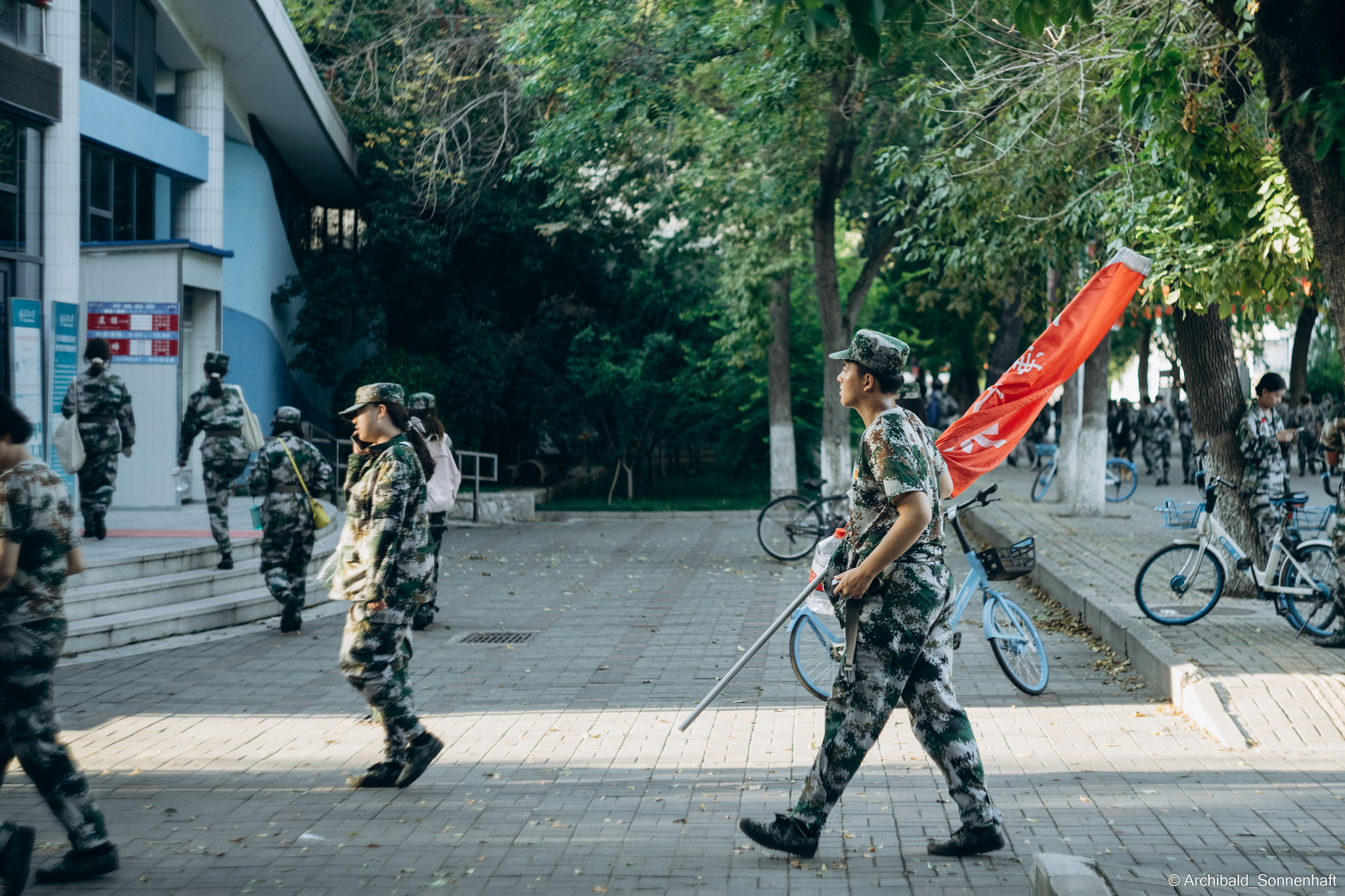 Look what I saw on the walk. Photographer in Guangzhou, China. Archibald Sonnenhaft