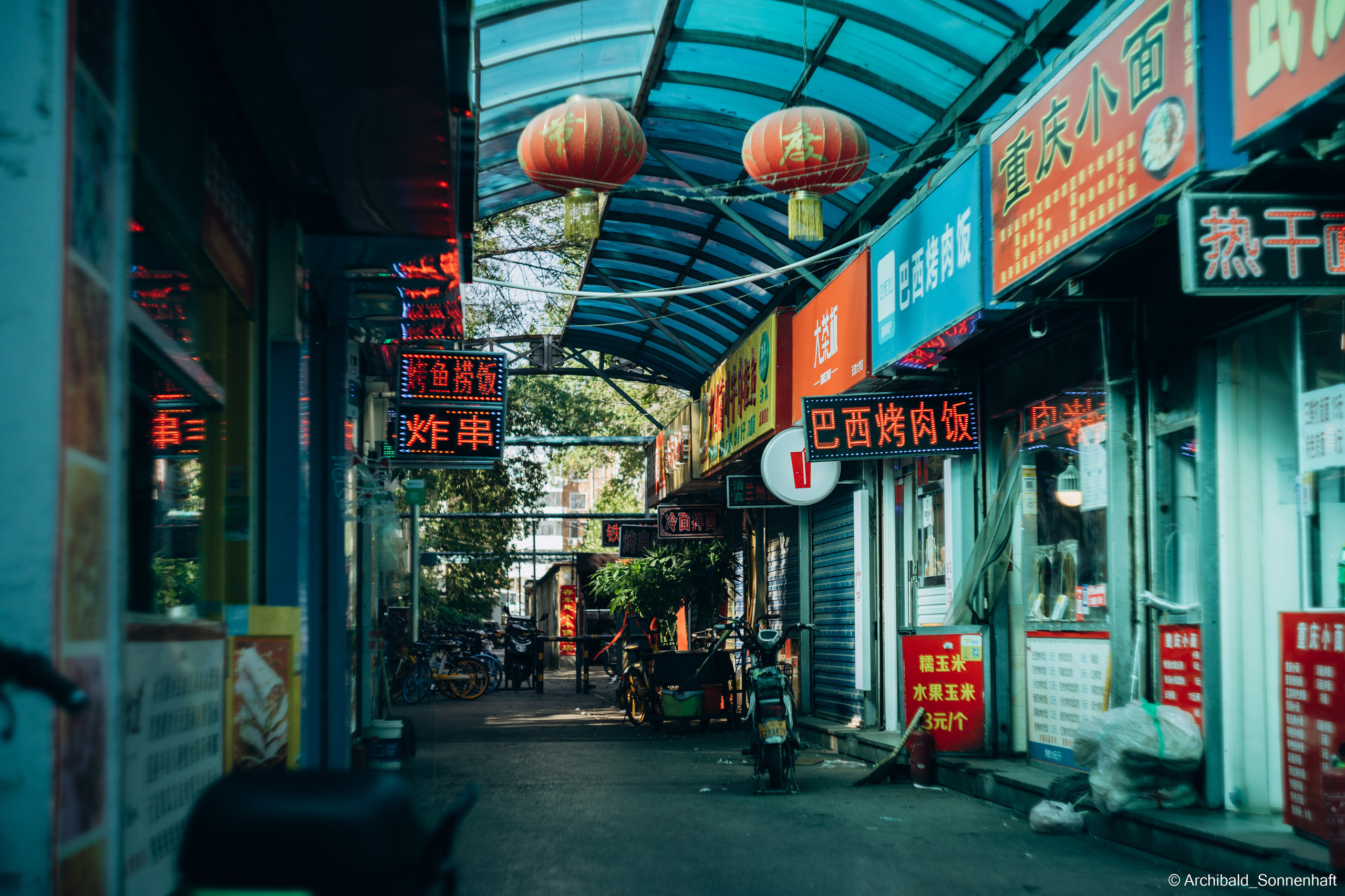 Look what I saw on the walk. Photographer in Guangzhou, China. Archibald Sonnenhaft