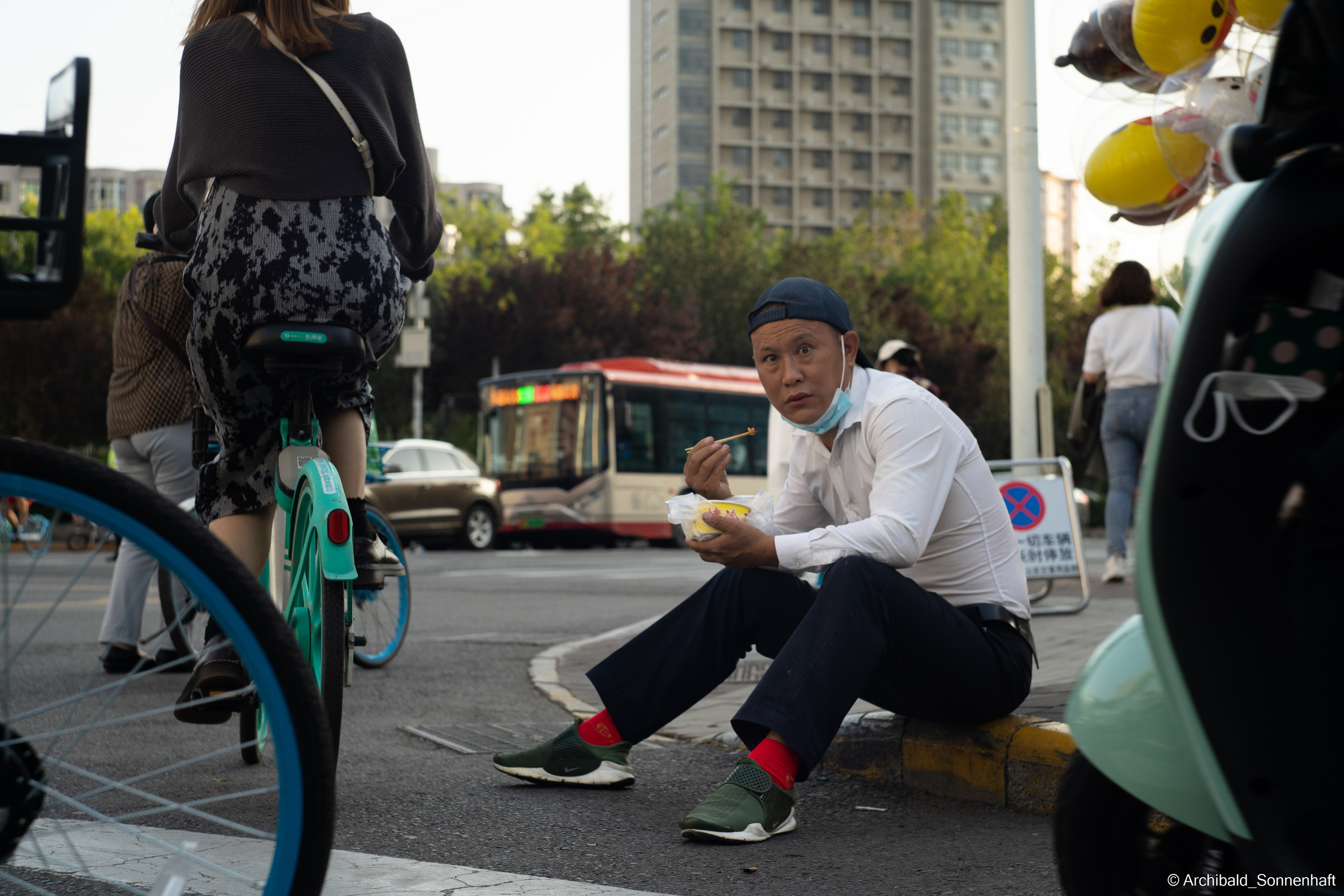 Look what I saw on the walk. Photographer in Guangzhou, China. Archibald Sonnenhaft