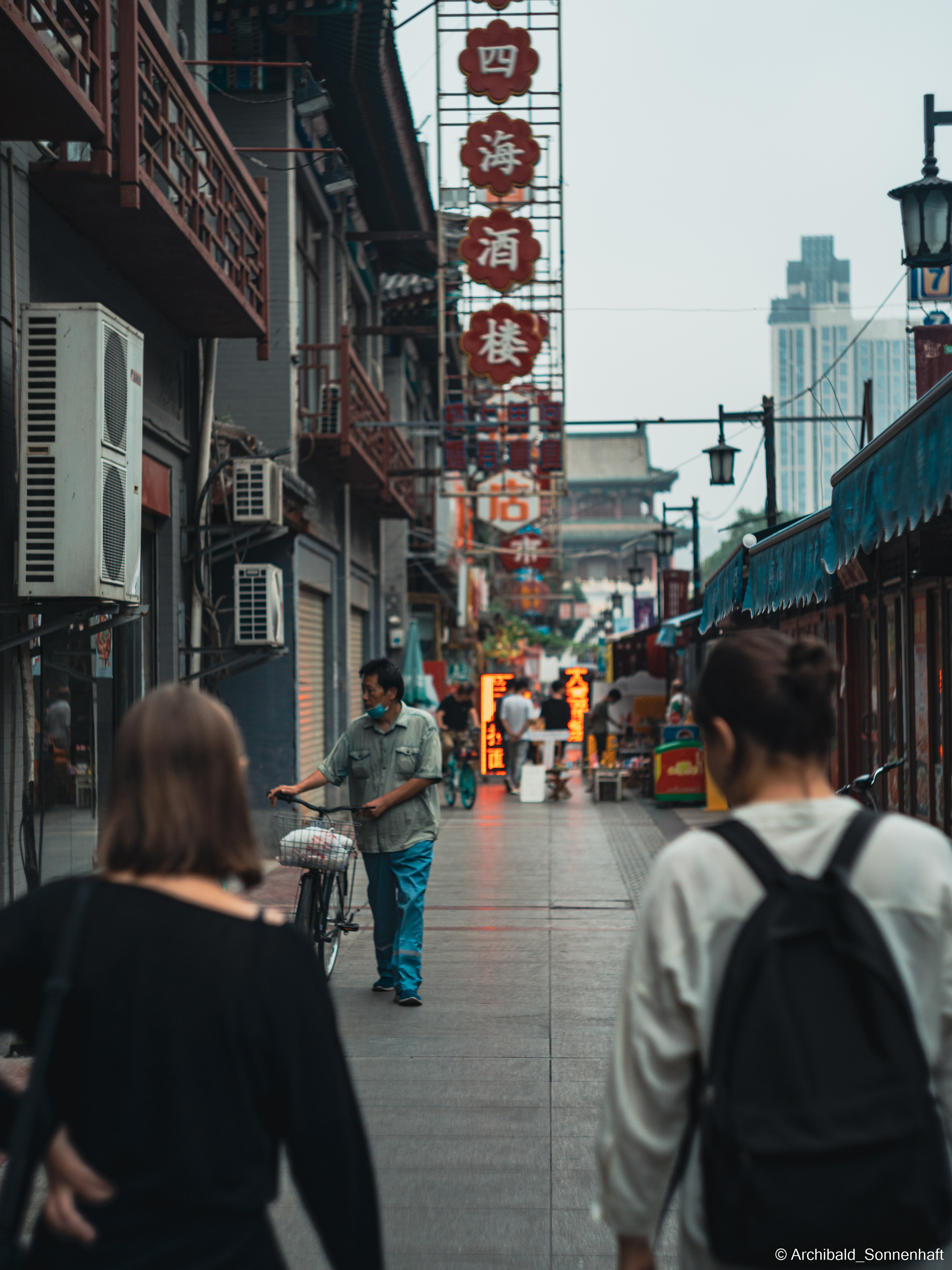 Look what I saw on the walk. Photographer in Guangzhou, China. Archibald Sonnenhaft