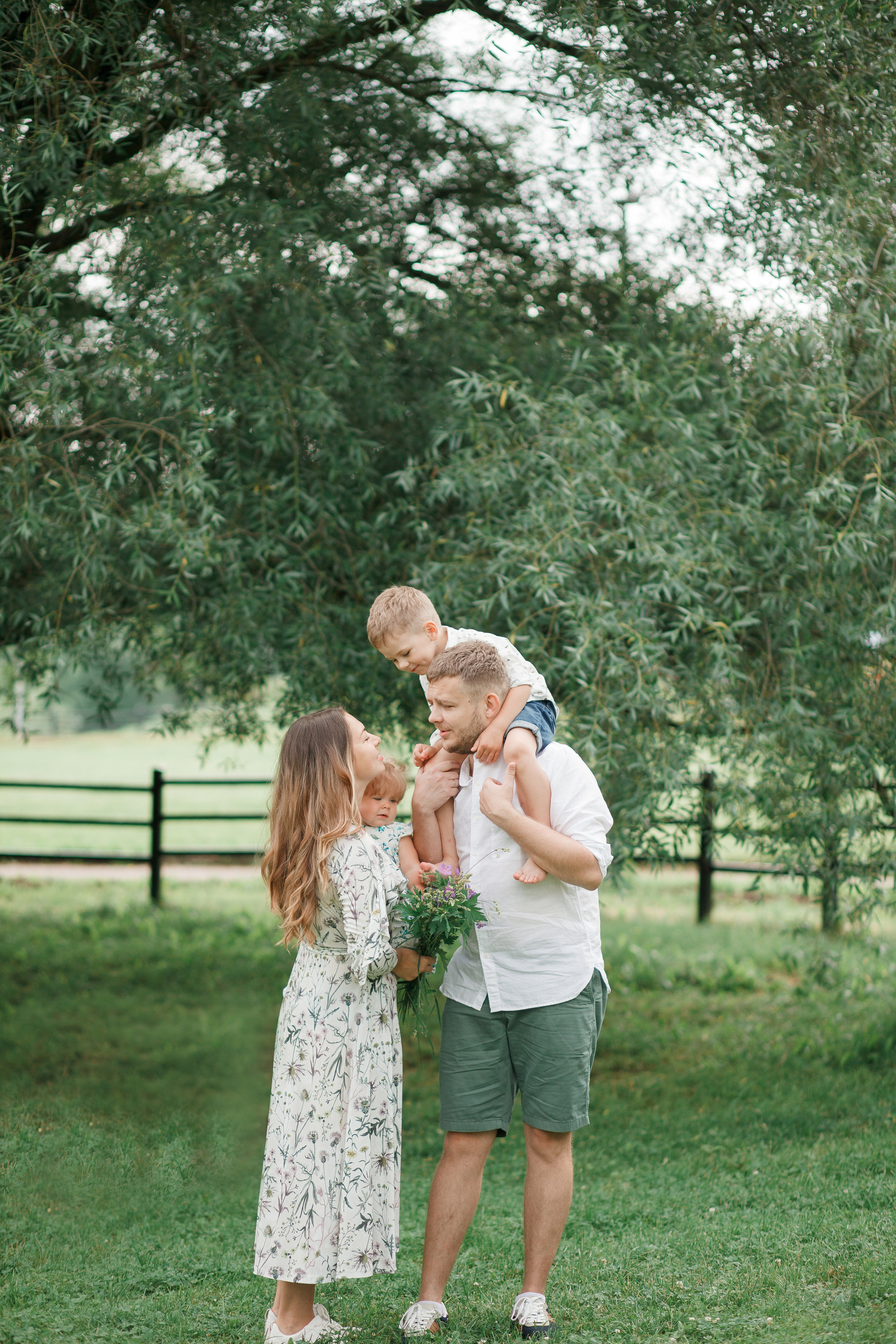 Летняя семейная фотосессия около пруда Пыхтино. Фотограф Александра Сыщенко