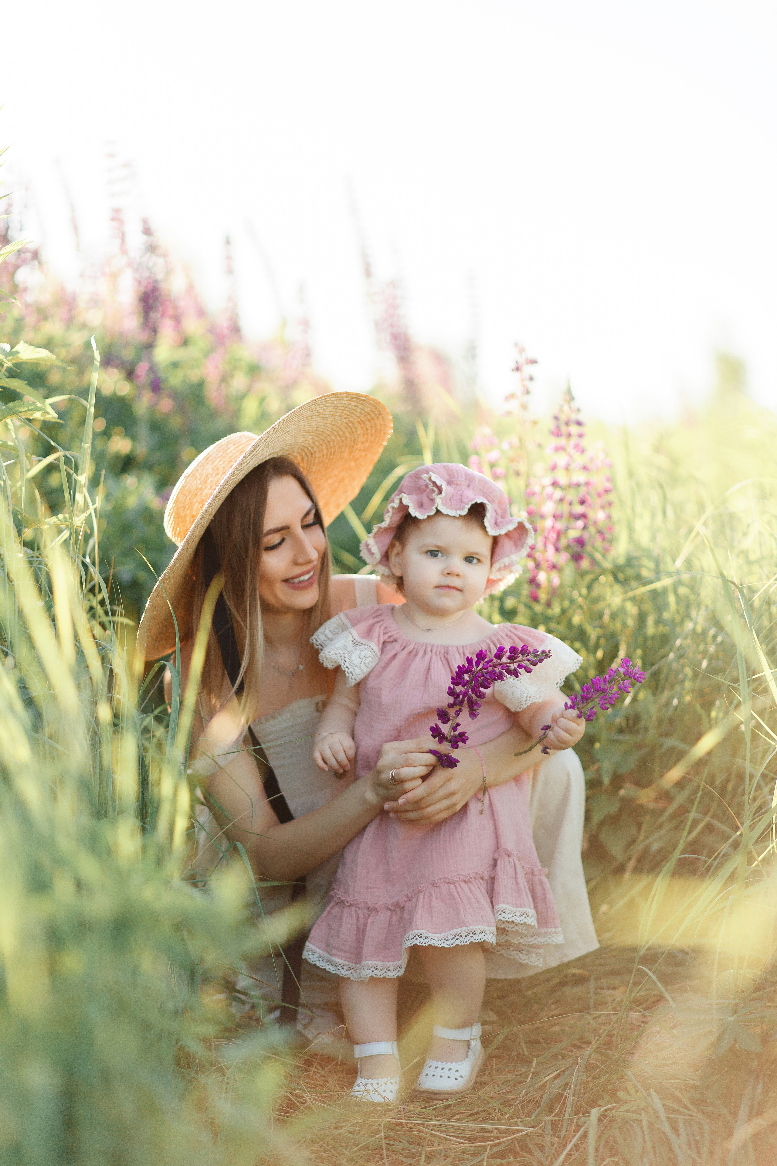 Семейная фотосессия в люпиновом поле в Новой Москве. Фотограф Александра Сыщенко