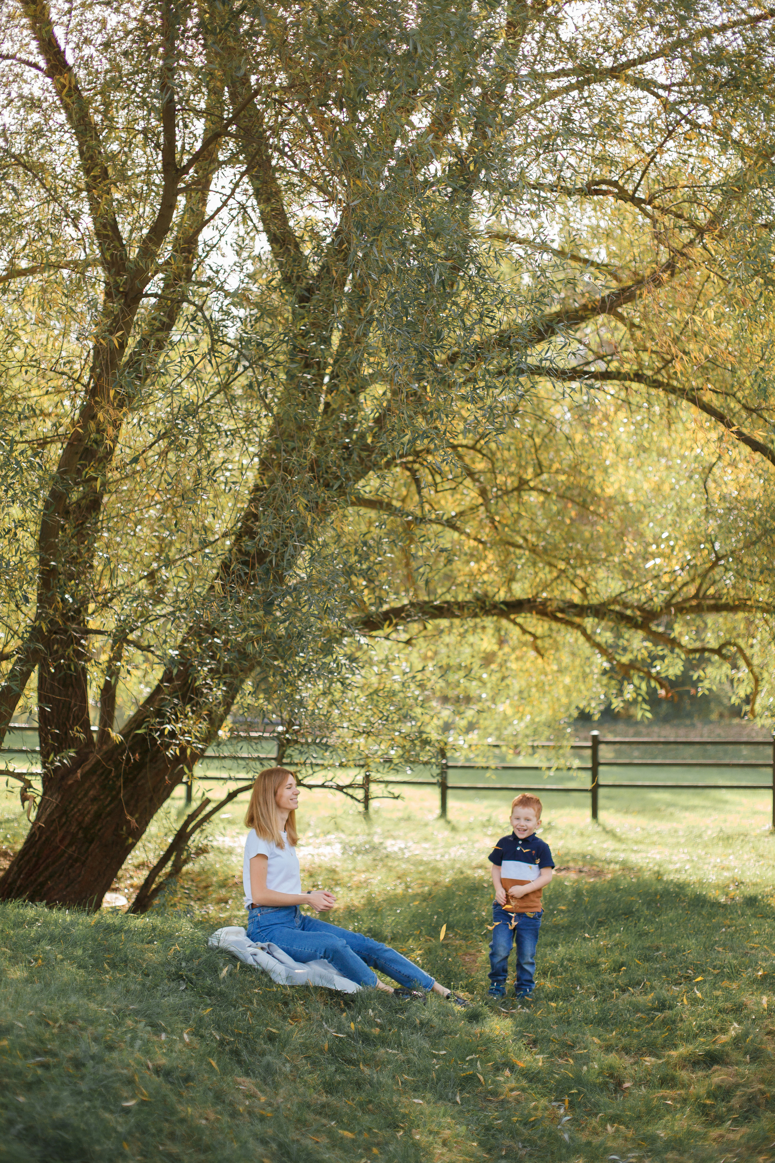 Фотосессия для мамы и сыночка около пруда. Фотограф Александра Сыщенко