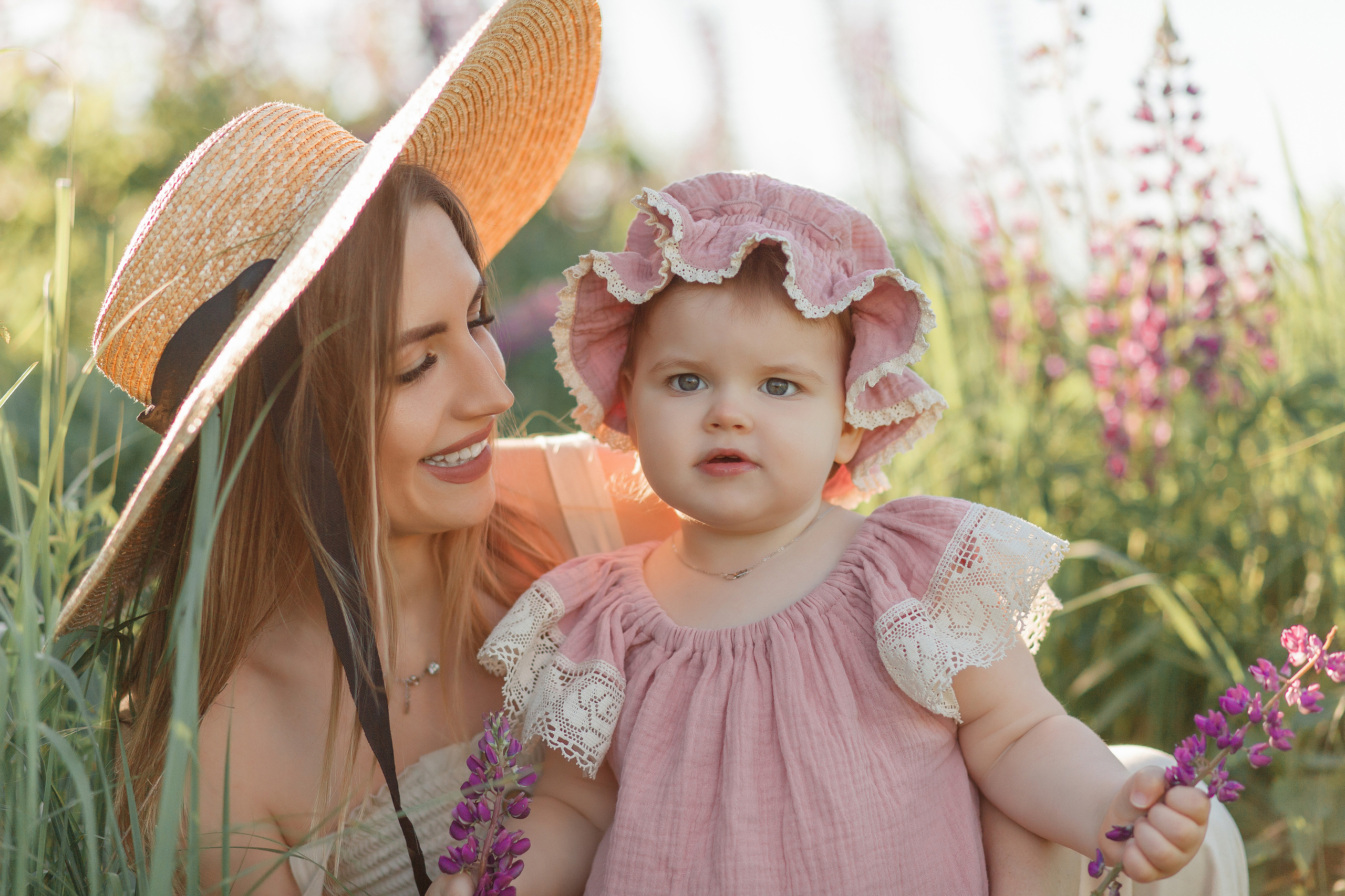 Семейная фотосессия в люпиновом поле в Новой Москве. Фотограф Александра Сыщенко