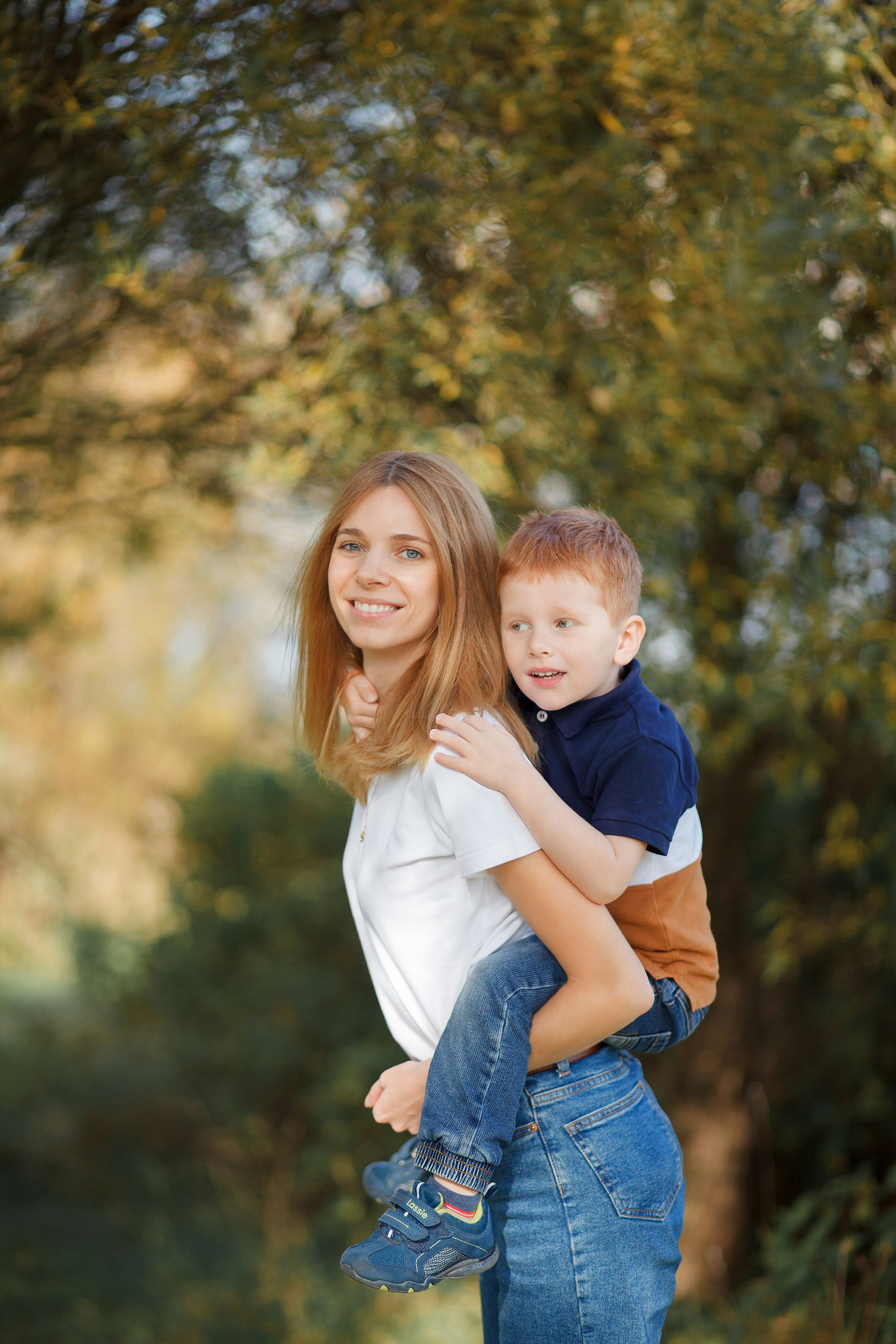 Фотосессия для мамы и сыночка около пруда. Фотограф Александра Сыщенко