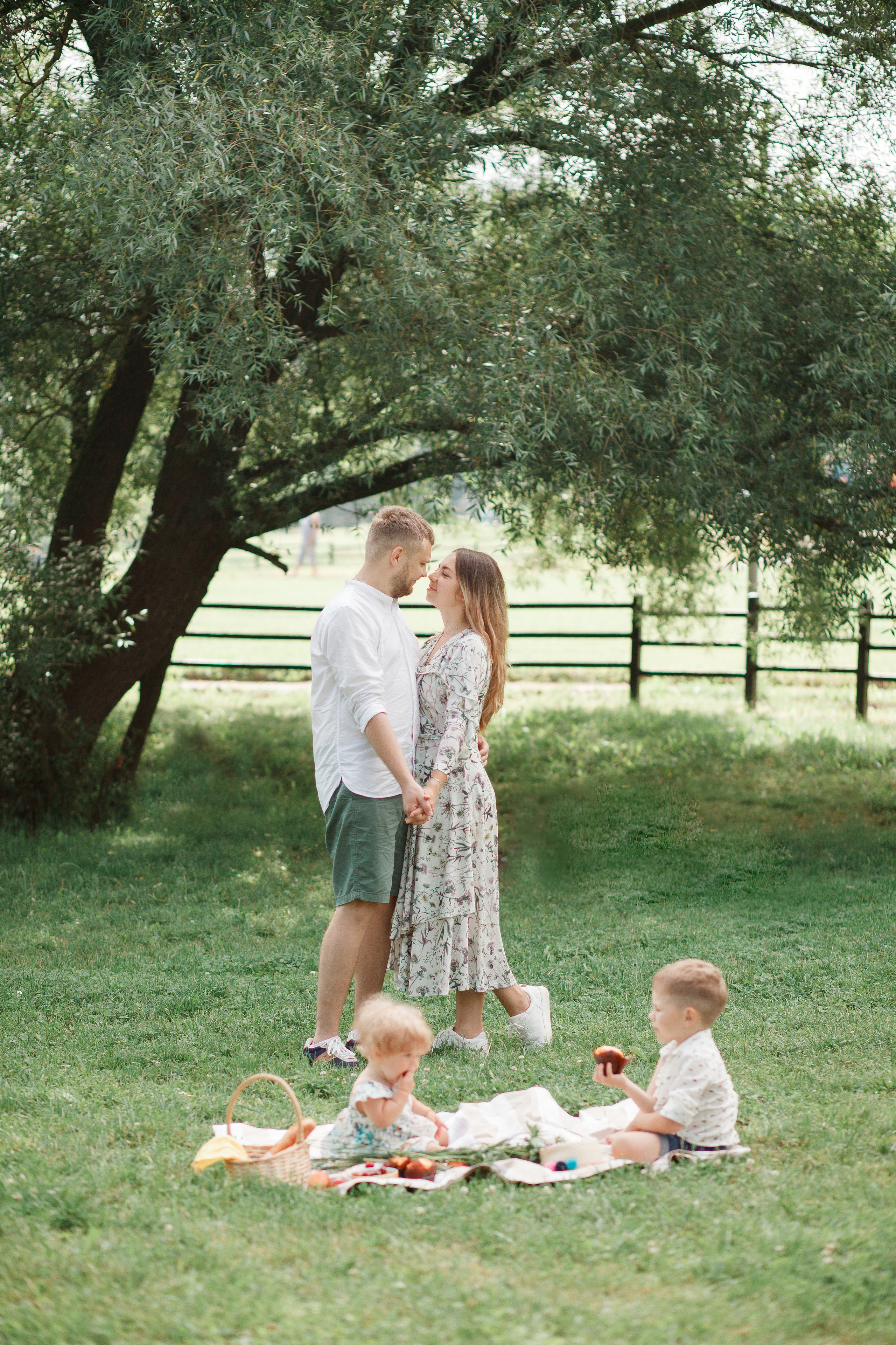 Летняя семейная фотосессия около пруда Пыхтино. Фотограф Александра Сыщенко