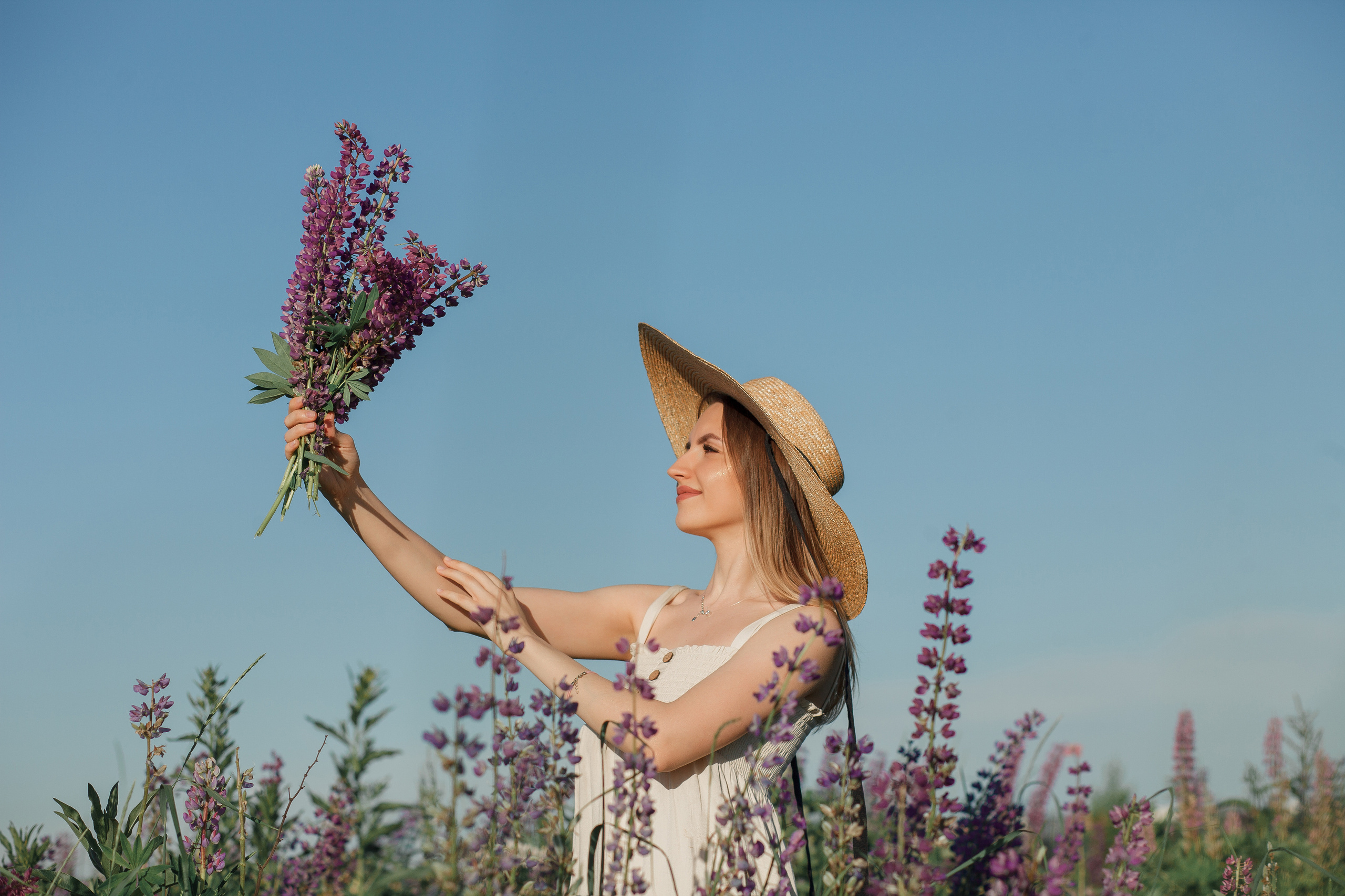 Семейная фотосессия в люпиновом поле в Новой Москве. Фотограф Александра Сыщенко