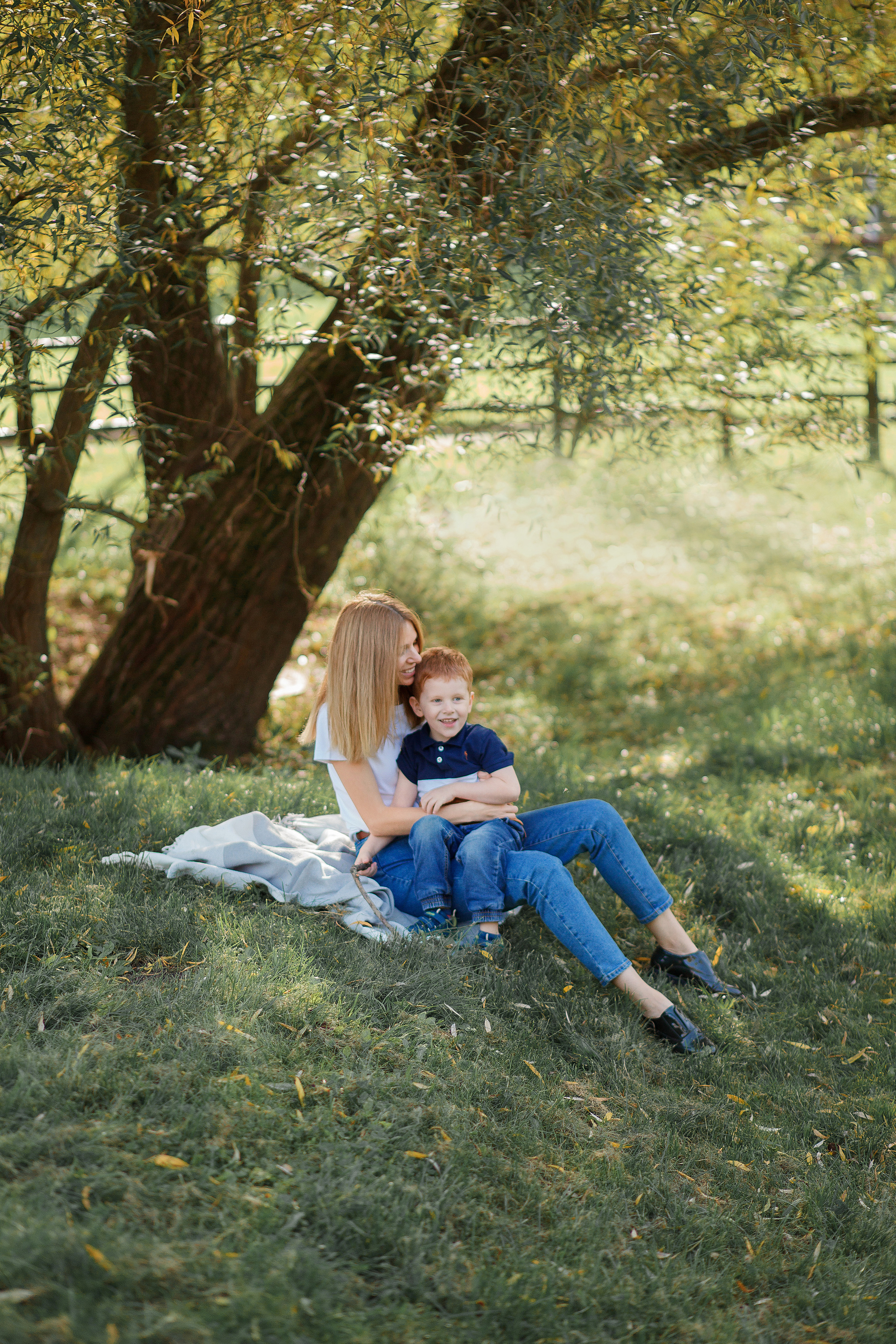 Фотосессия для мамы и сыночка около пруда. Фотограф Александра Сыщенко