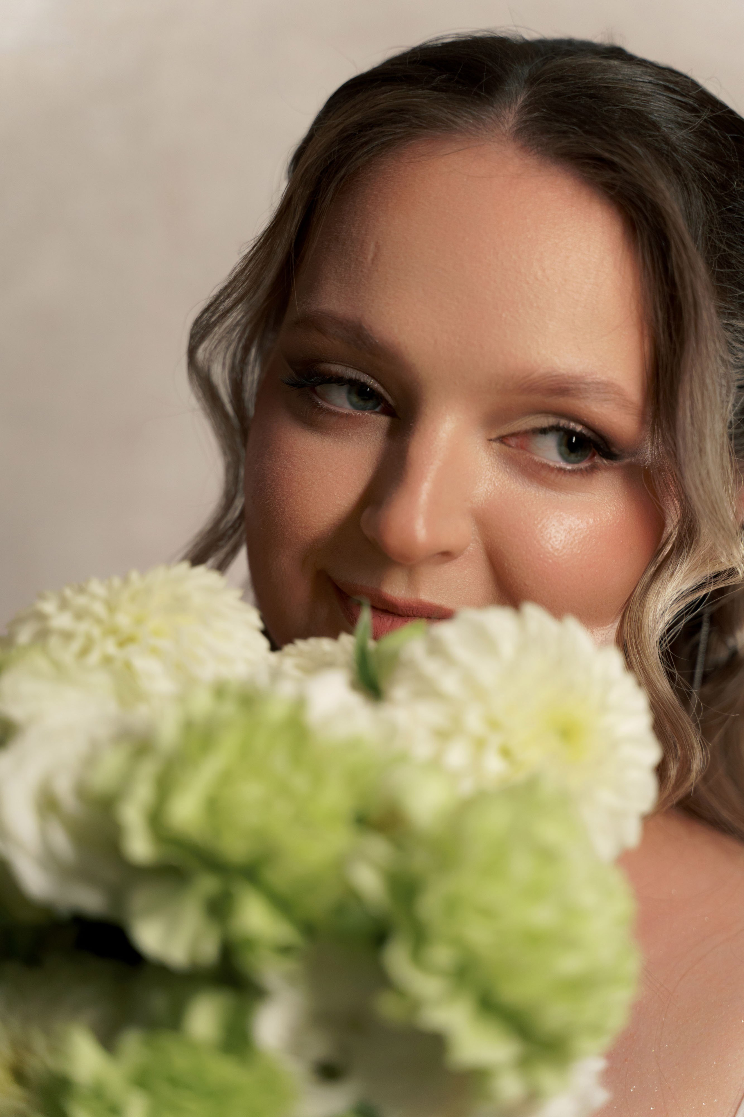 фотосессия сборов  невесты в гостиничном номере