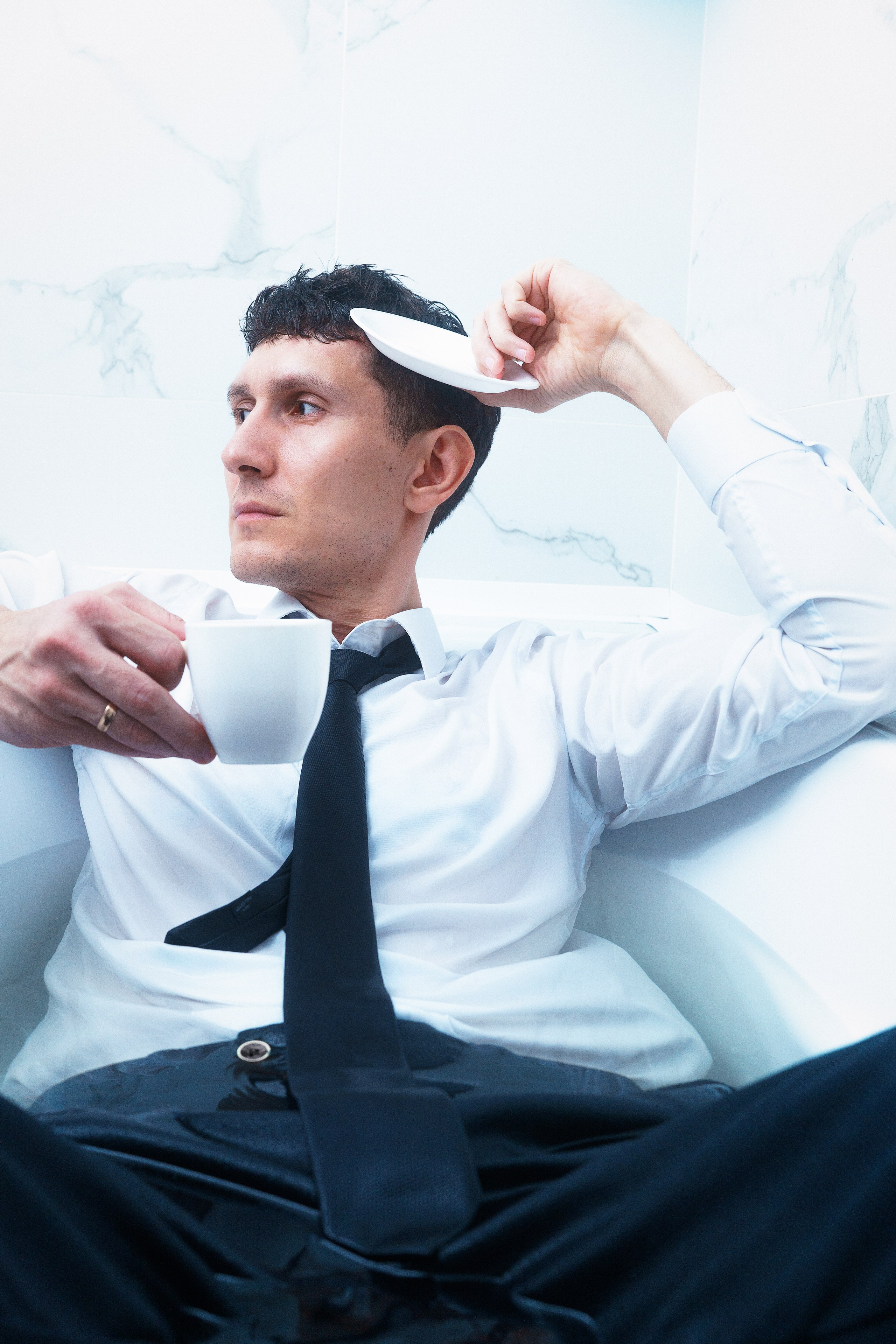 Мужской портрет в ванной: мужчина в белой рубашке и галстуке пьёт кофе, фотосессия в домашних условиях