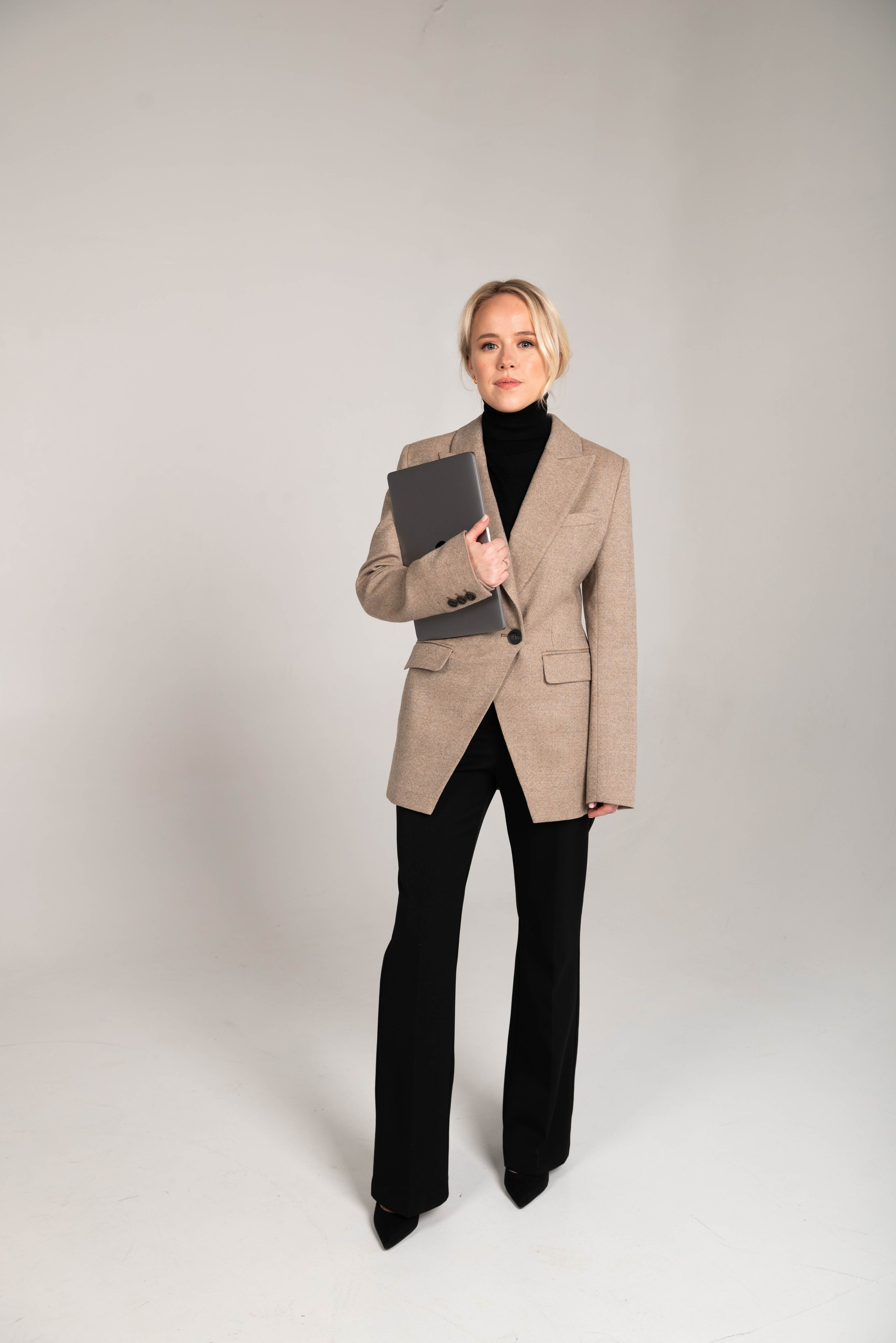 Полина Возиян (съемка для блога юриста @ation.law). Фотограф Москва Настя Профотовна. Репортажные, свадебные и контент фотосессии