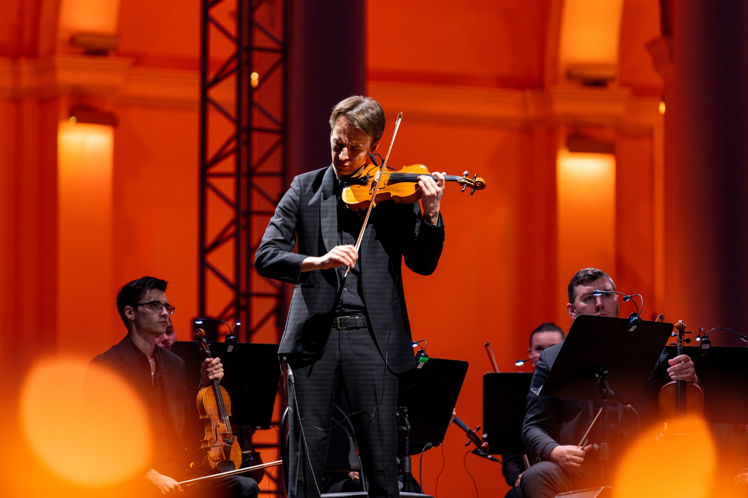 Симфонический оркестр Lumisfera при свечах. Фотограф Никита Комаров