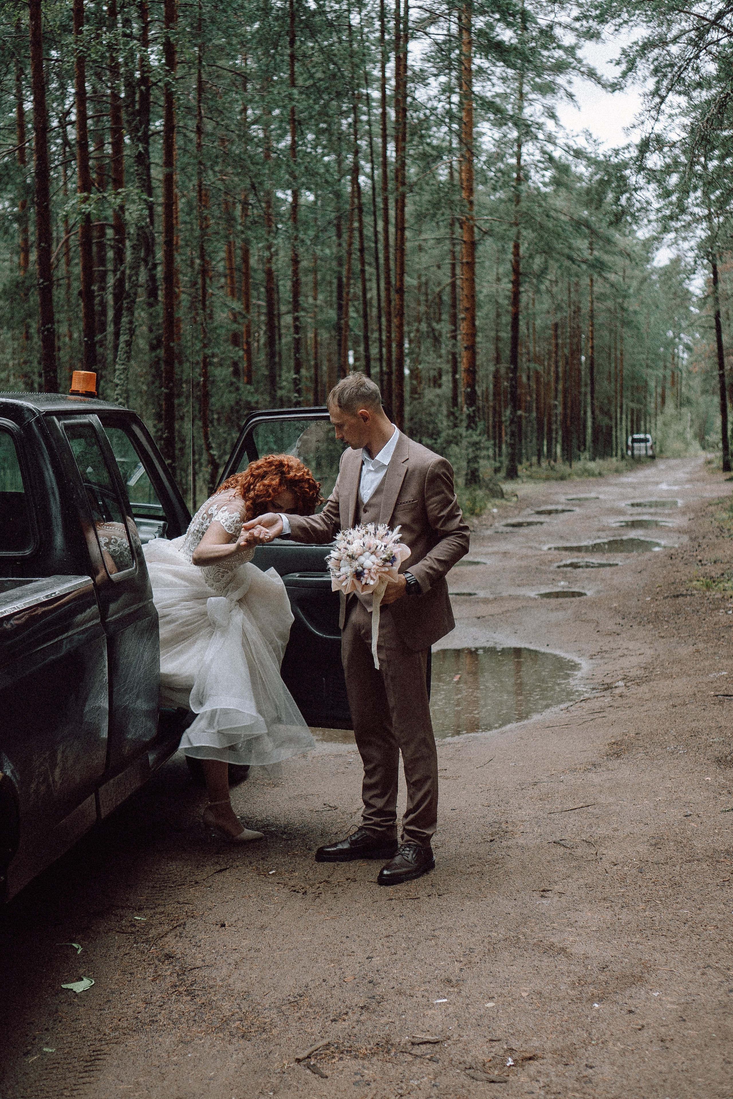 СВАДЕБНАЯ ФОТОСЕССИИЯ ПАРЫ В ГОРОДЕ ПРИОЗЕРСК В СОСНОВОМ ЛЕСУ И С ПИКАПОМ. Профессиональный фотограф, Санкт-Петербург — Виктория Богомолова