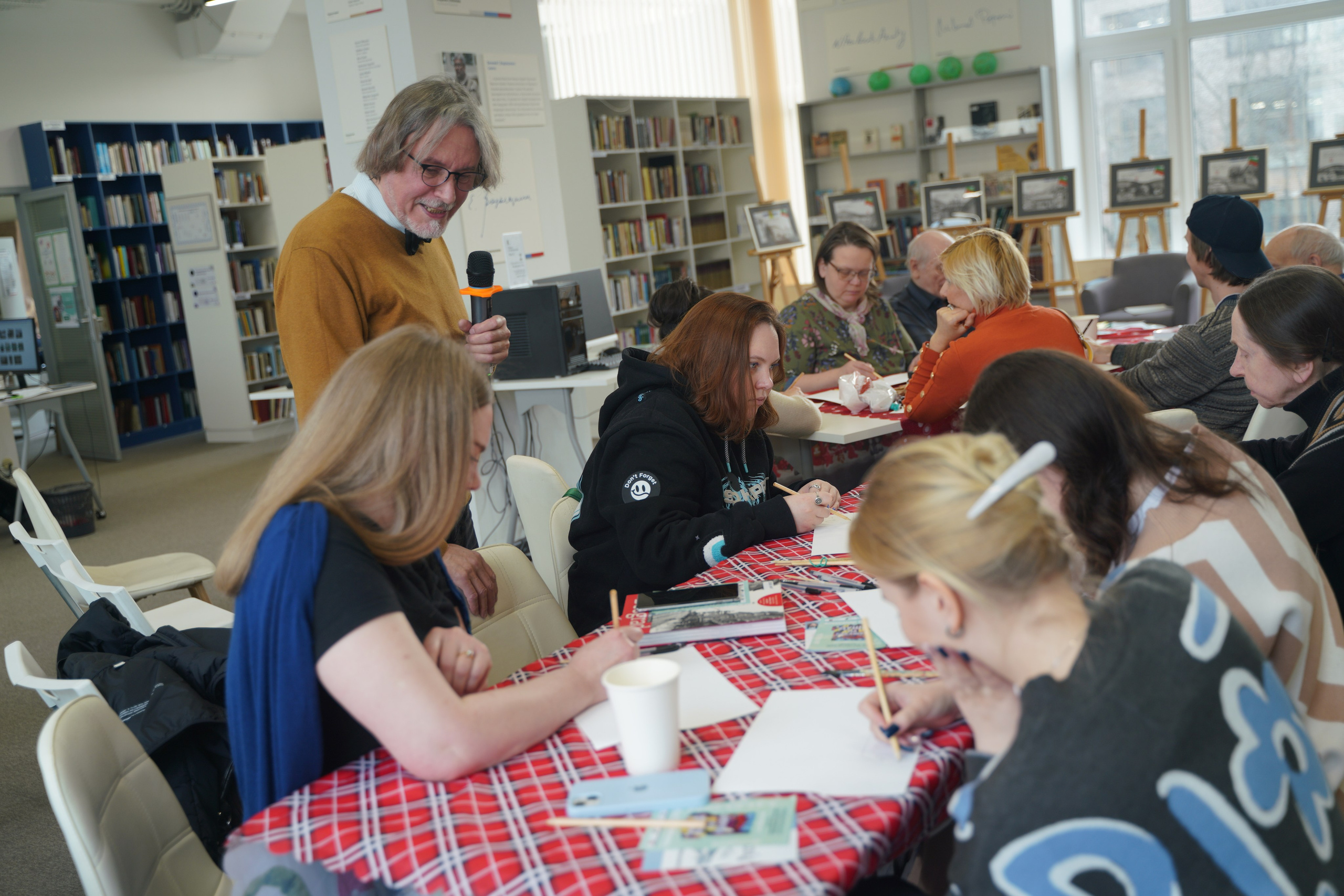 Съемка мастер-класса на открытии выставки Александра Белугина «Малка Верея» в Билиотеке иностранной литературы. Портретный и репортажный фотограф Наталья Горобец