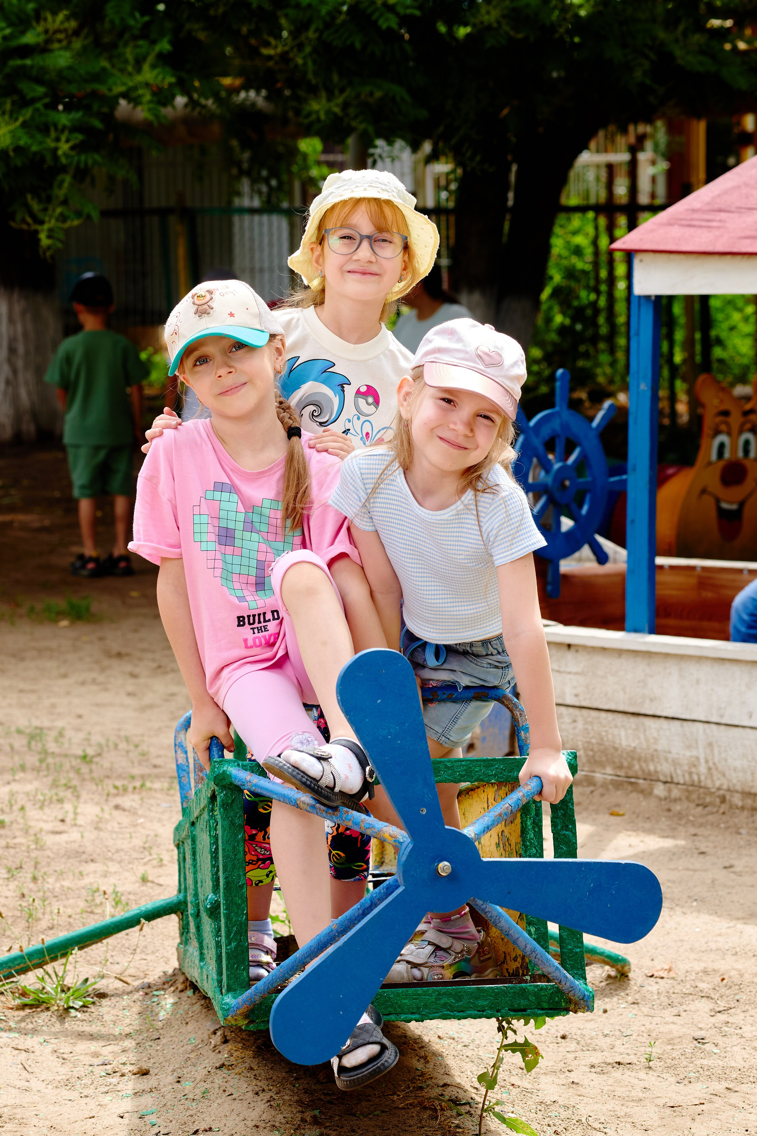 Пример летней съемки в детском саду № 92 Старшая группа Радуга. Фотограф Выпускные альбомы Таганрог Сергей Коробченко