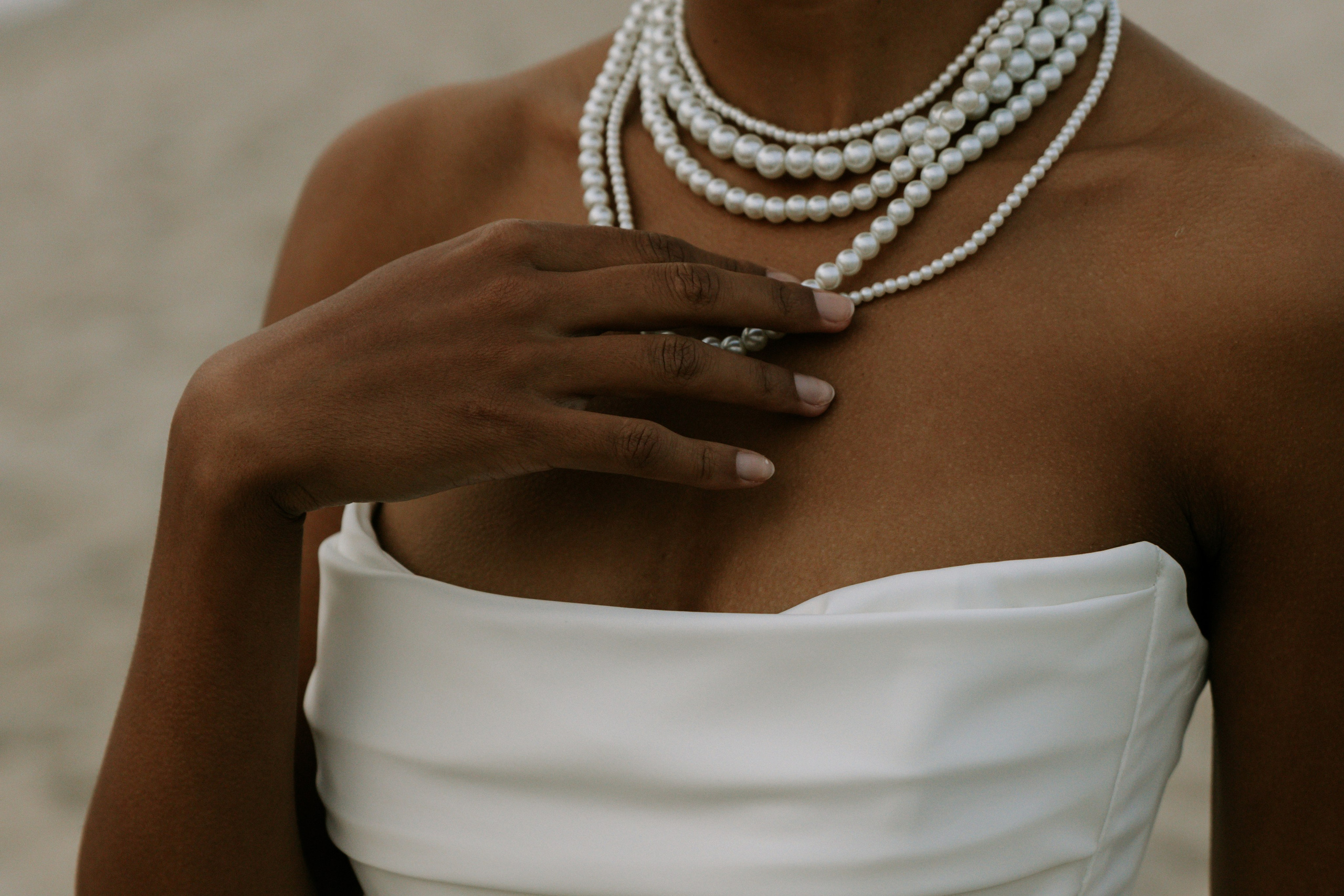 Выездная регистрация на море с белыми розами. Свадебный фотограф Калининград