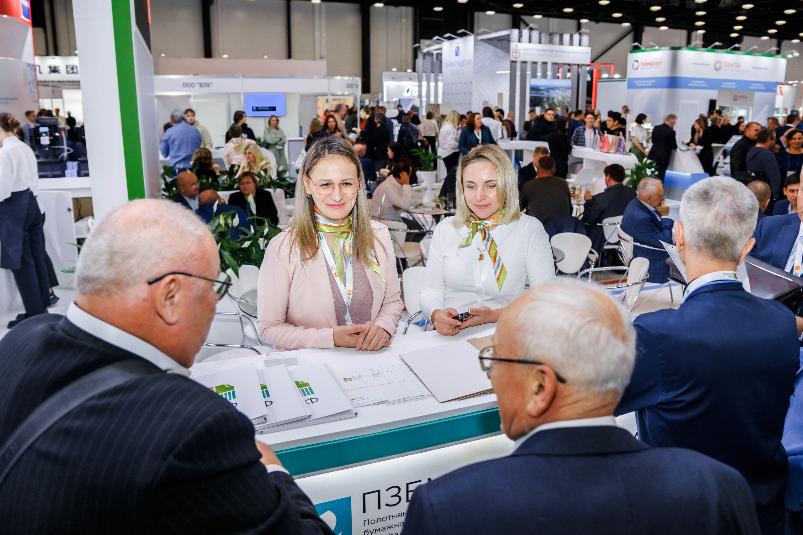 PulpFor, Работа стенда ОБФ (Объединенные бумажные фабрики). Репортажный фотограф в Москве Сергей Мирошников