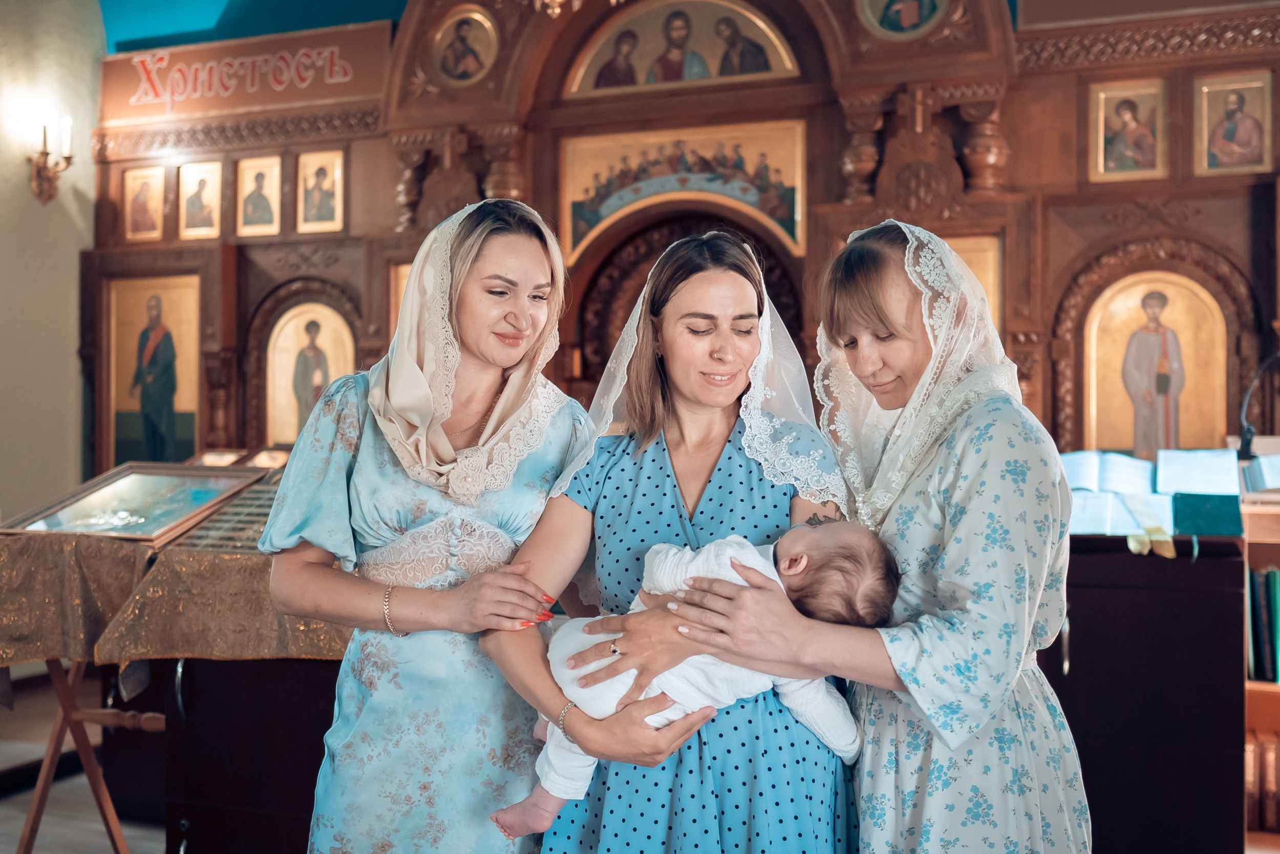Крещение в храме святого Феодора Ушакова Севастополь. Фотограф церковных Таинств Луганск