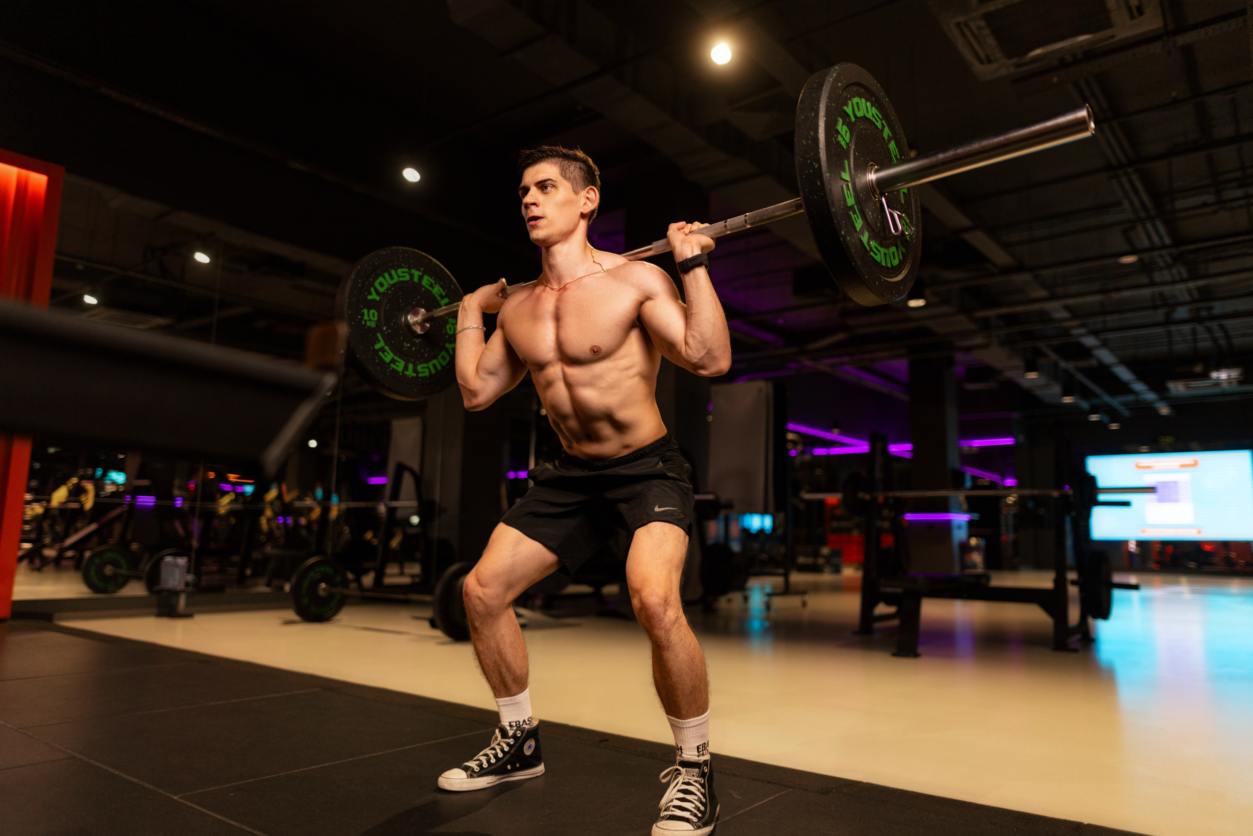 Фотосет в Владом в тренажерном зале для контента. Дмитрий Шульгин, портретный фотограф в Воронеже