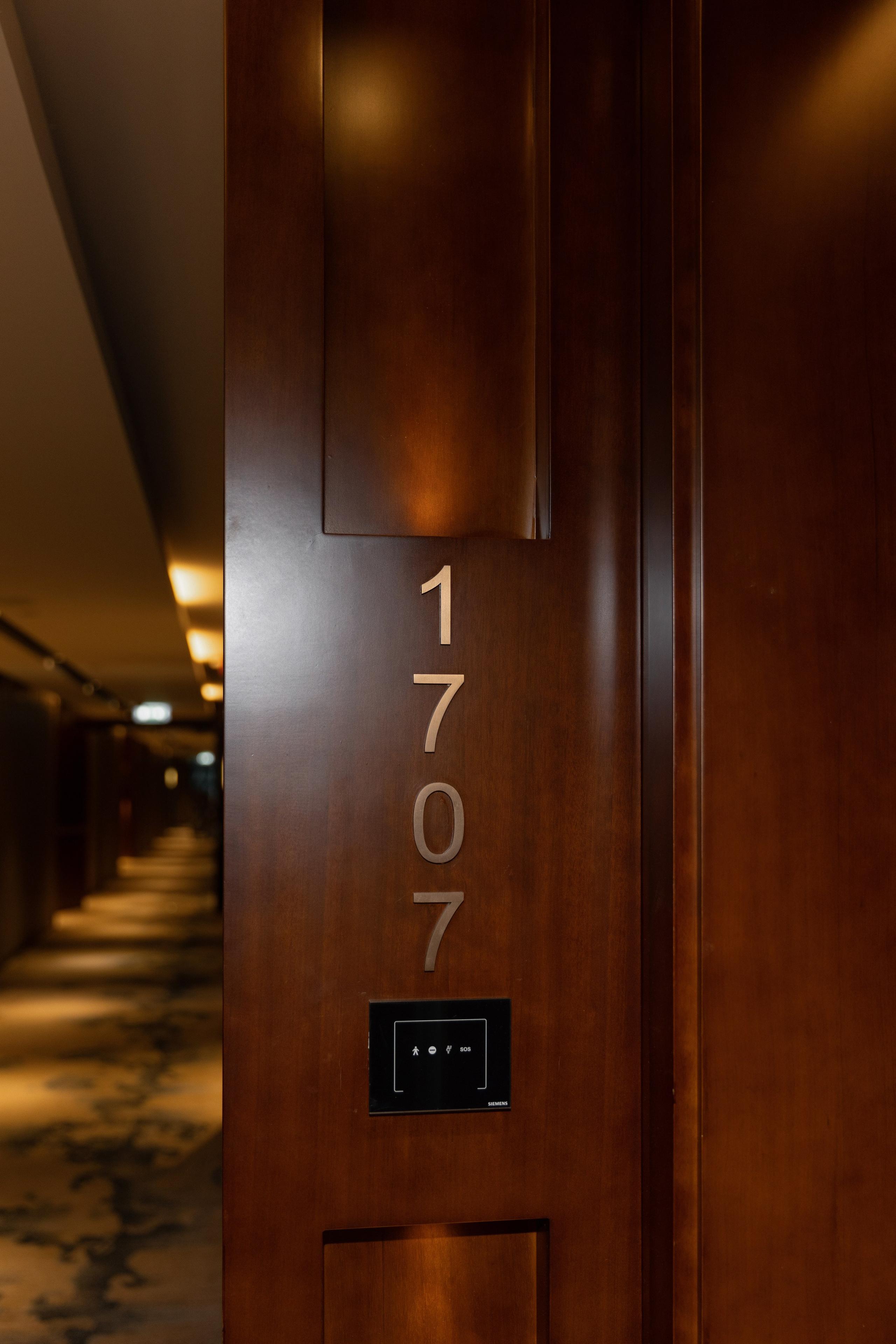 Свадебная фотосессия в Soluxe Hotel и роспись в Савеловском ЗАГСе. Свадебный фотограф в Москве Полина Лелетко