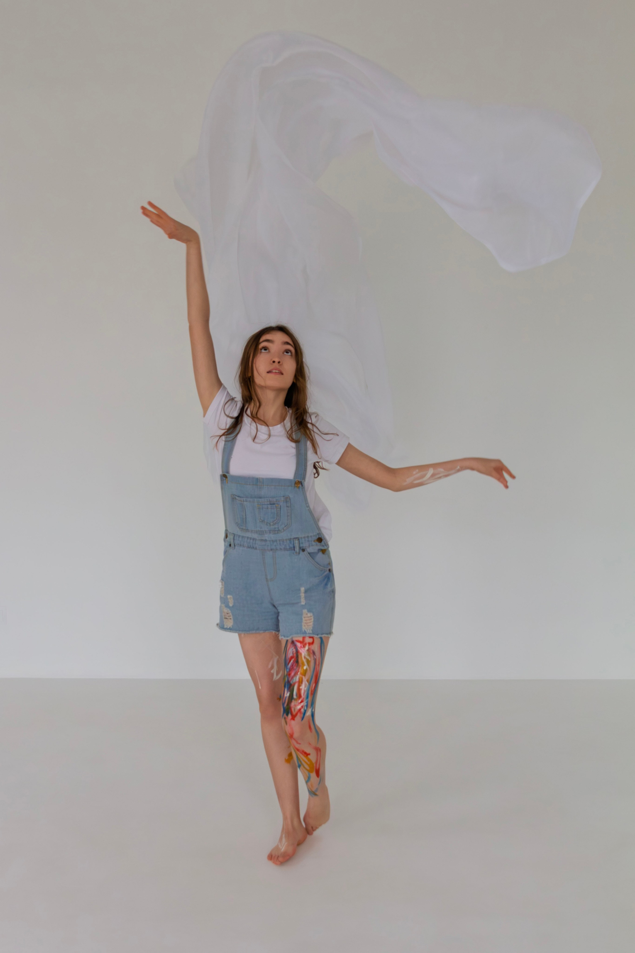 Женский портрет с красками. Главная