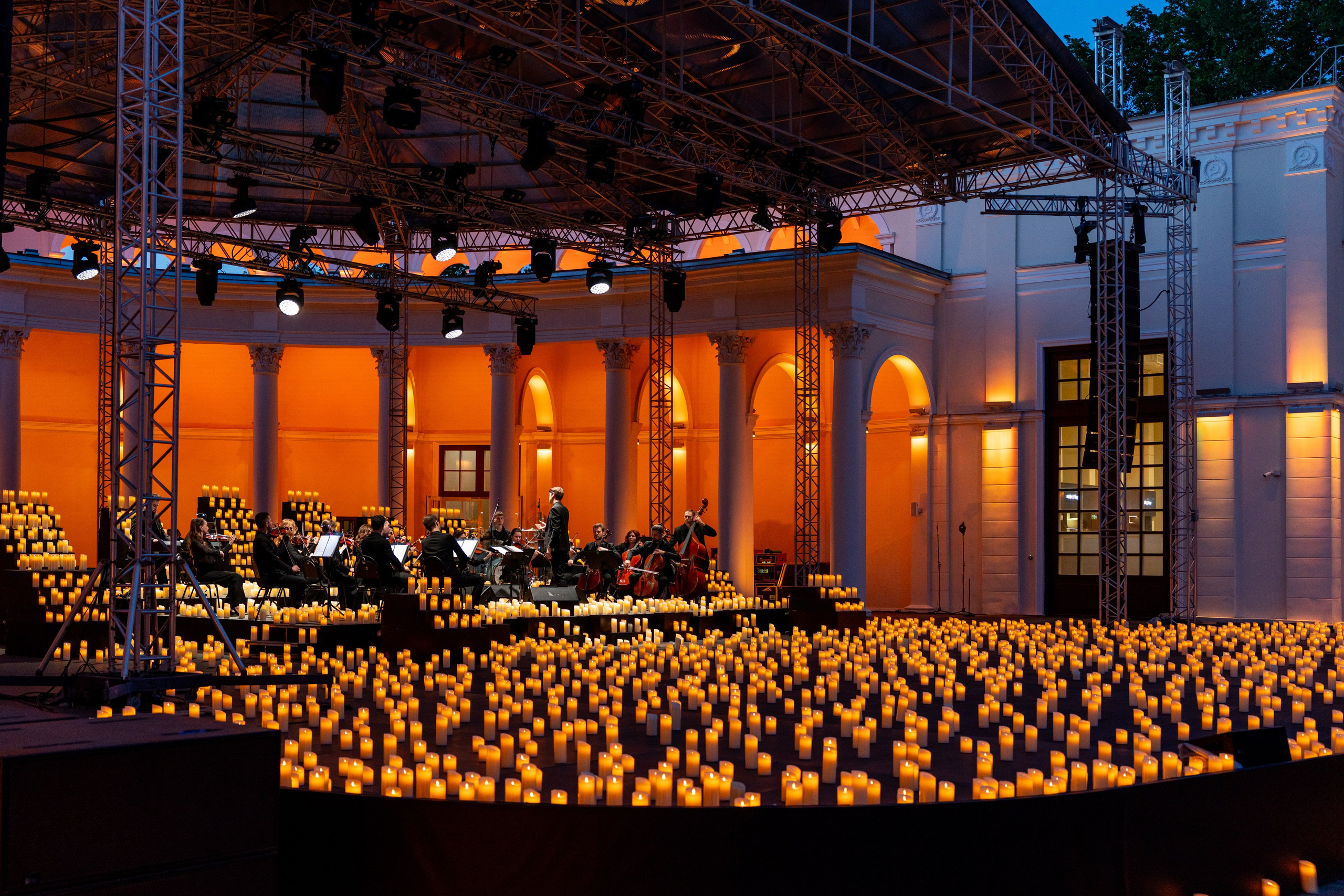 Симфонический оркестр Lumisfera при свечах. Фотограф Никита Комаров