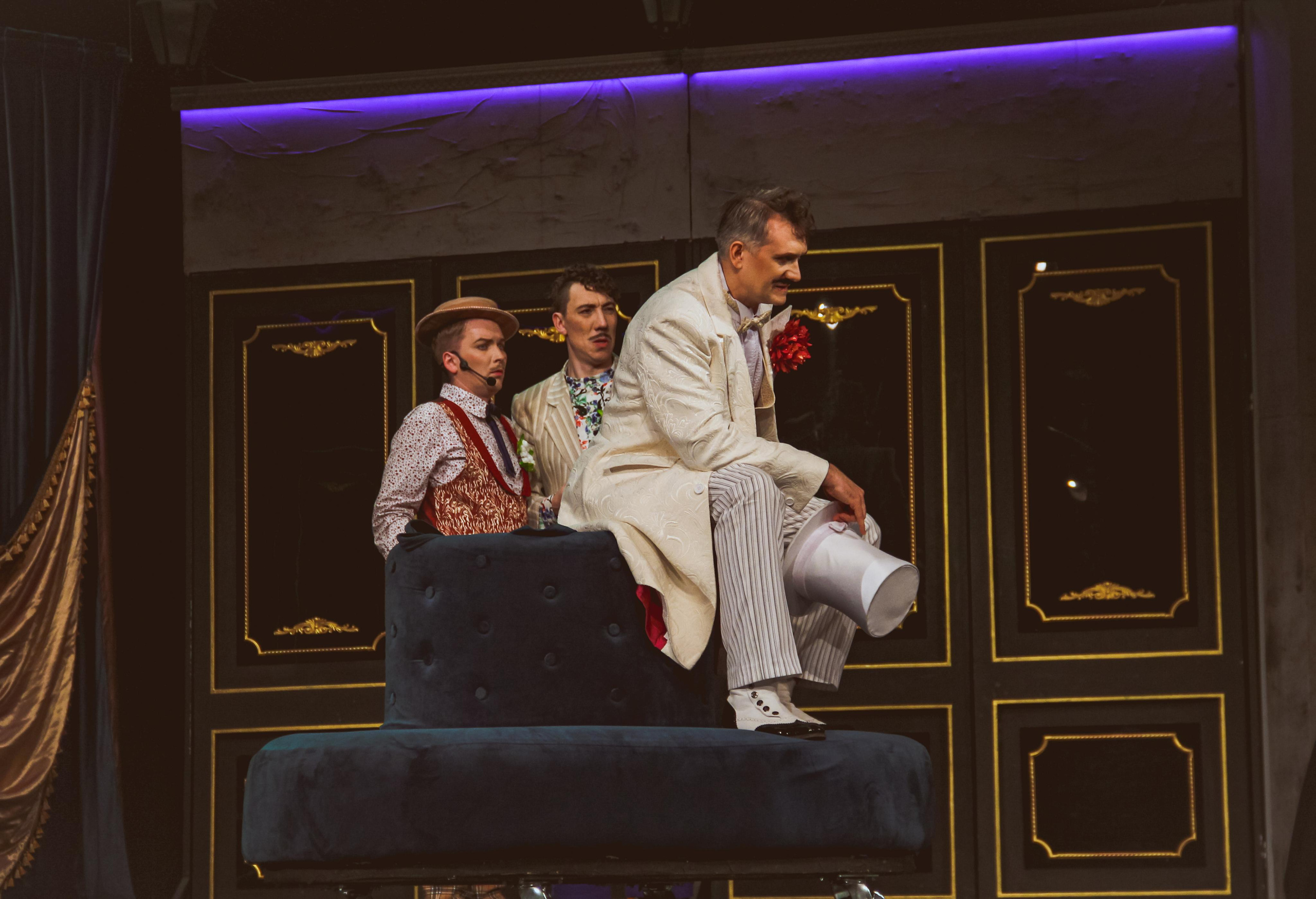 Спектакль «За двумя зайцами». Главная