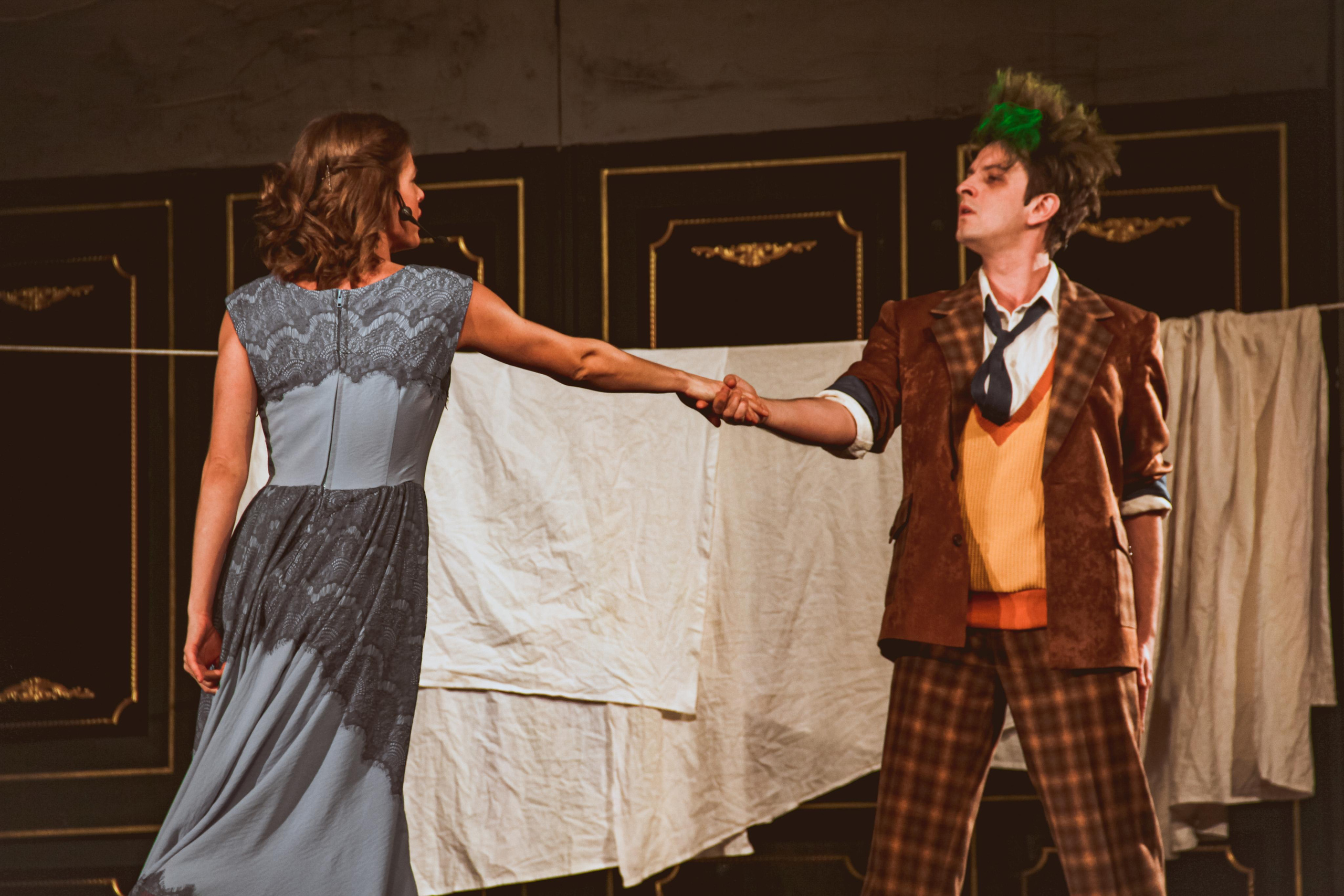 Спектакль «За двумя зайцами». Главная