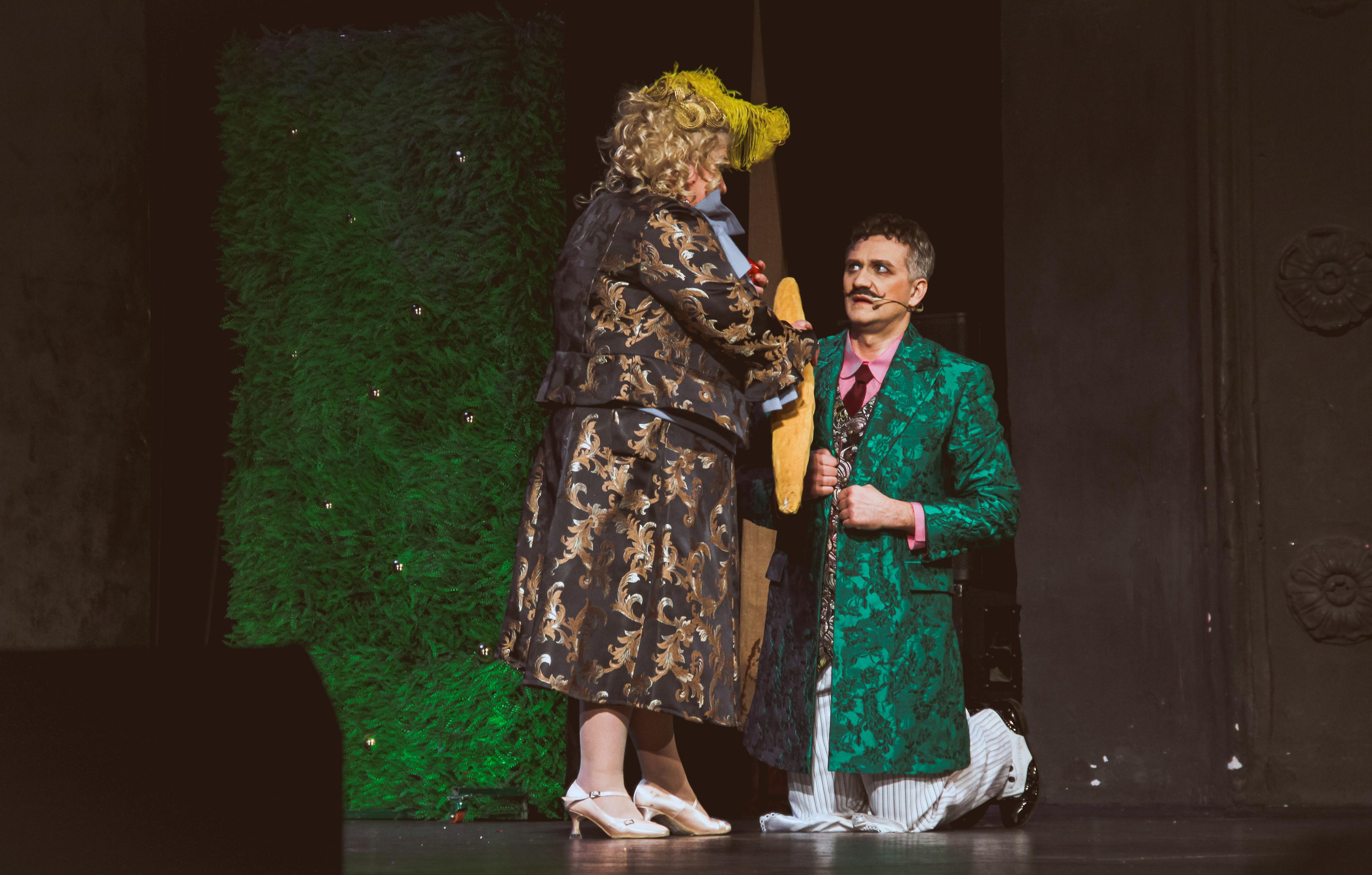 Спектакль «За двумя зайцами». Главная