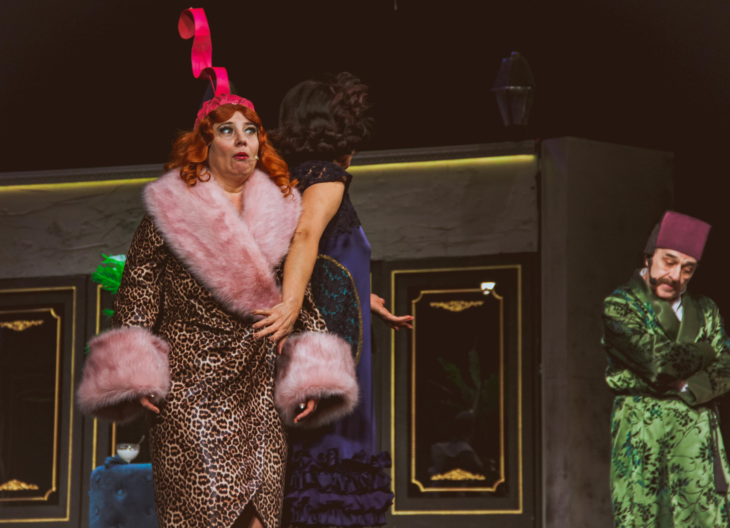 Спектакль «За двумя зайцами». Главная