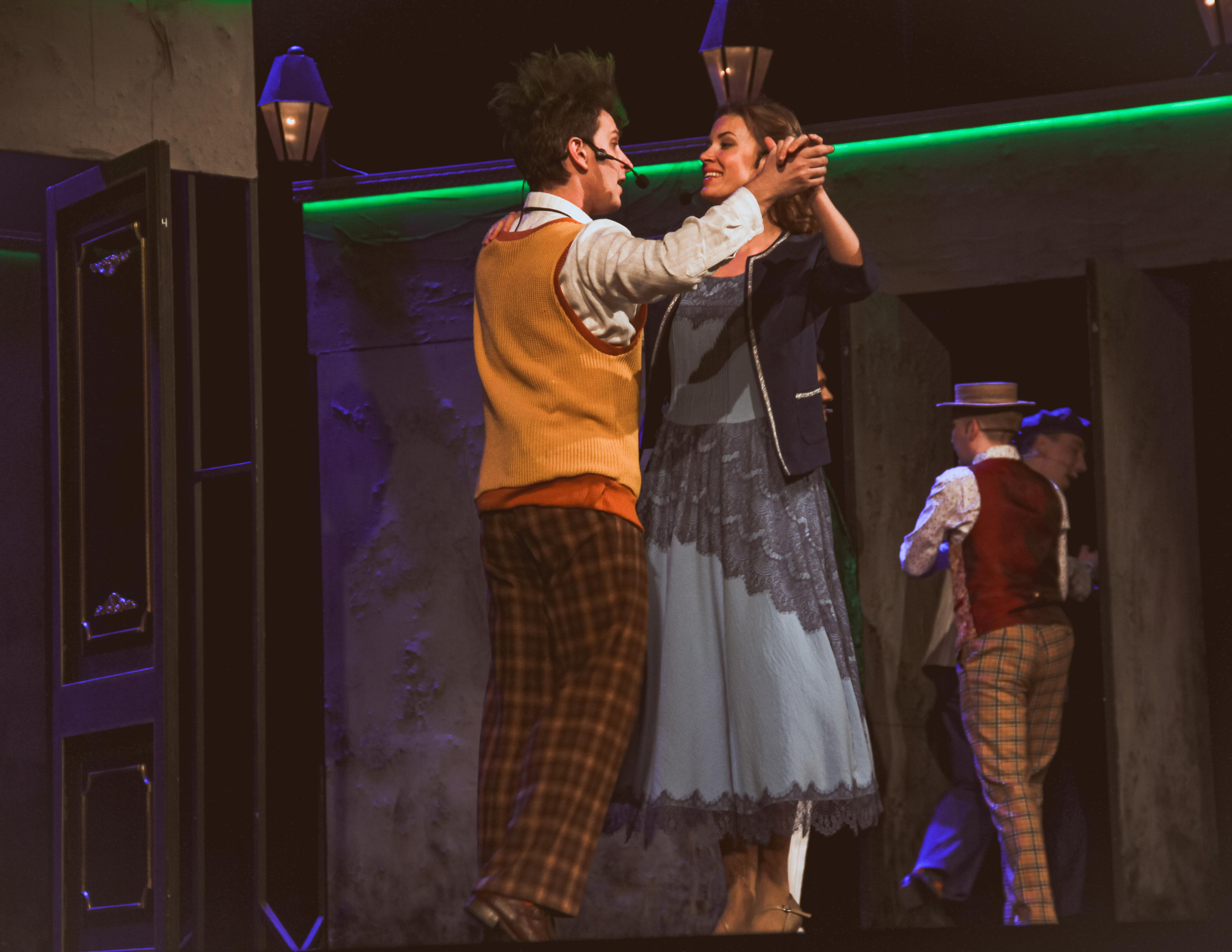 Спектакль «За двумя зайцами». Главная