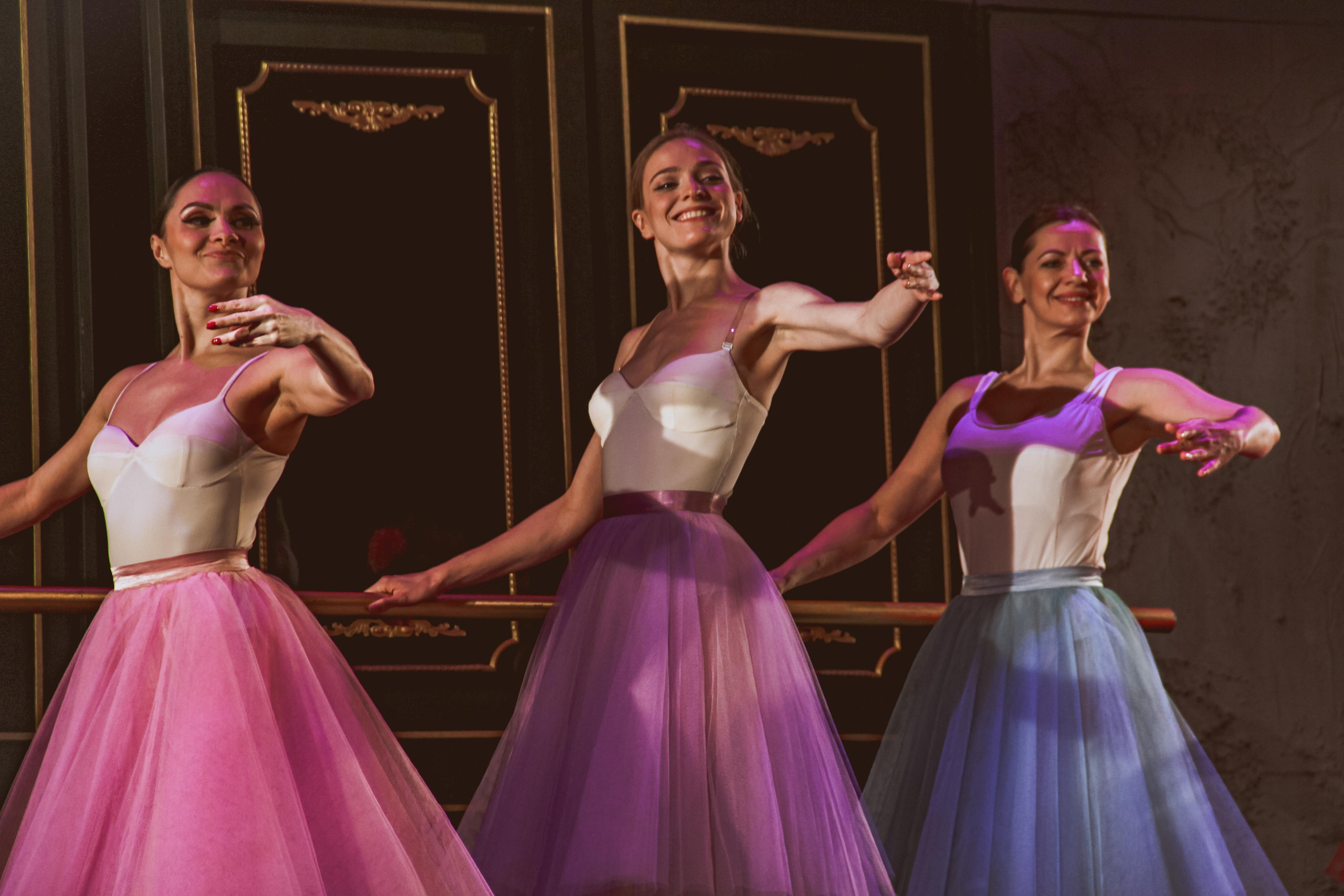 Спектакль «За двумя зайцами». Главная