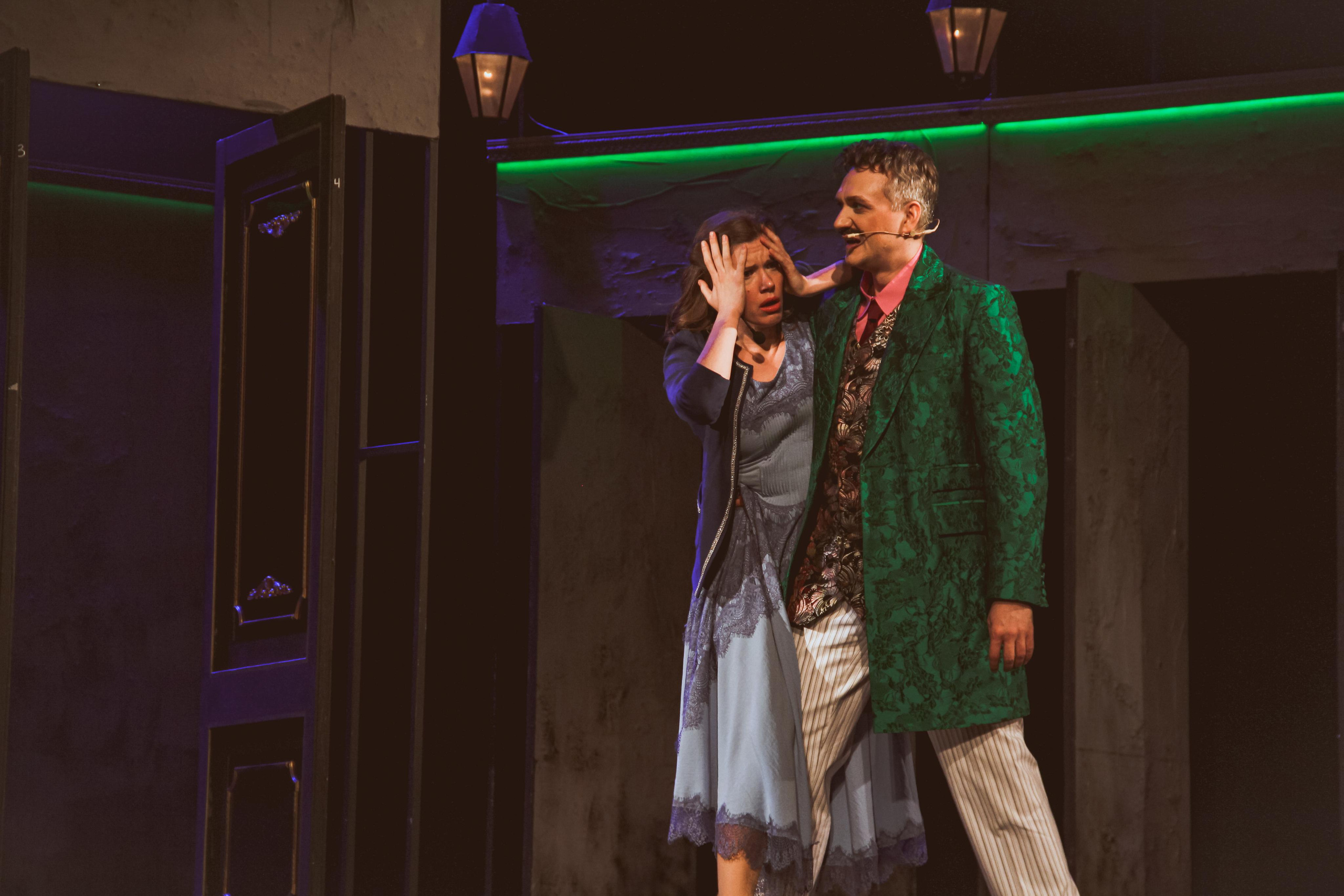 Спектакль «За двумя зайцами». Главная