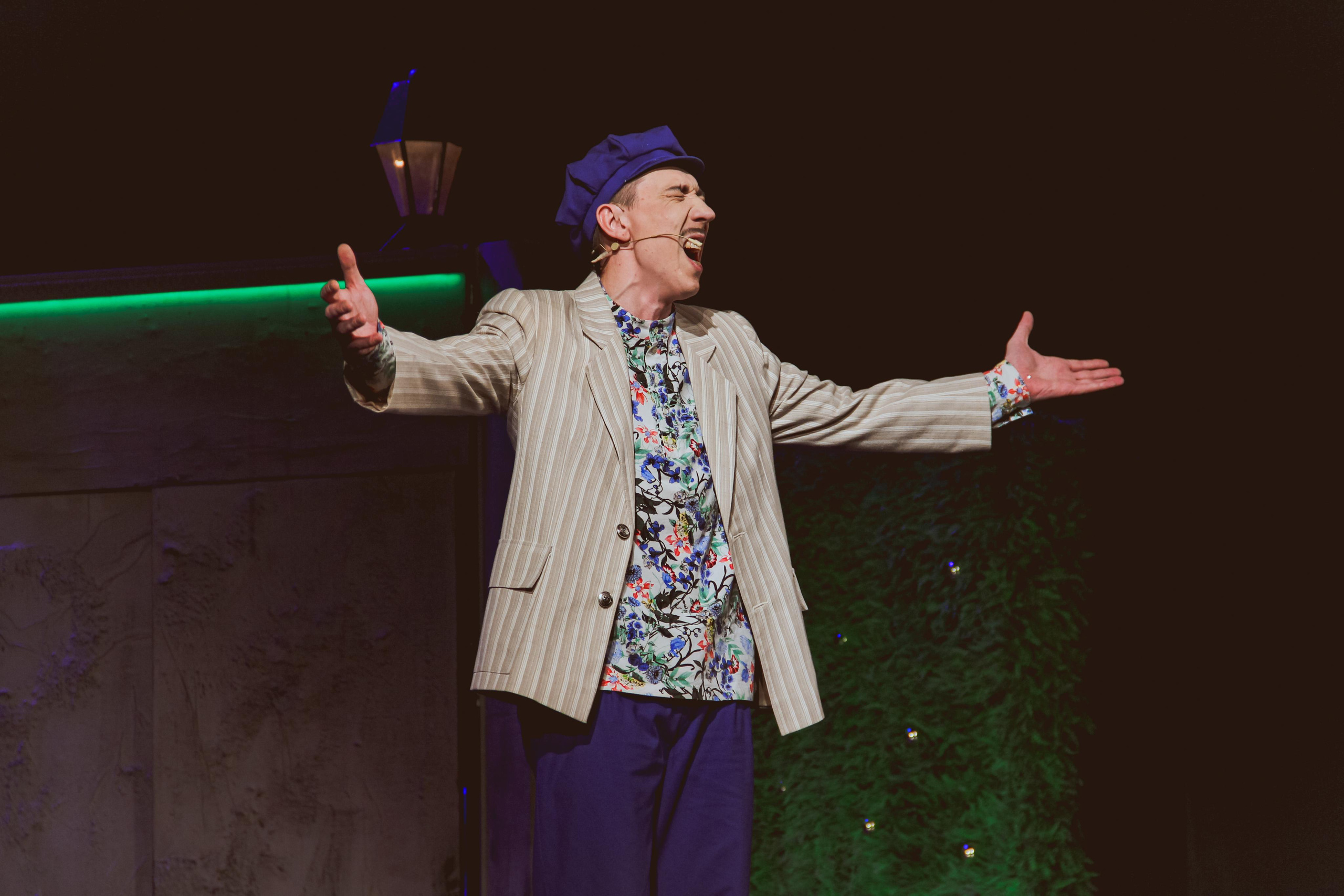 Спектакль «За двумя зайцами». Главная