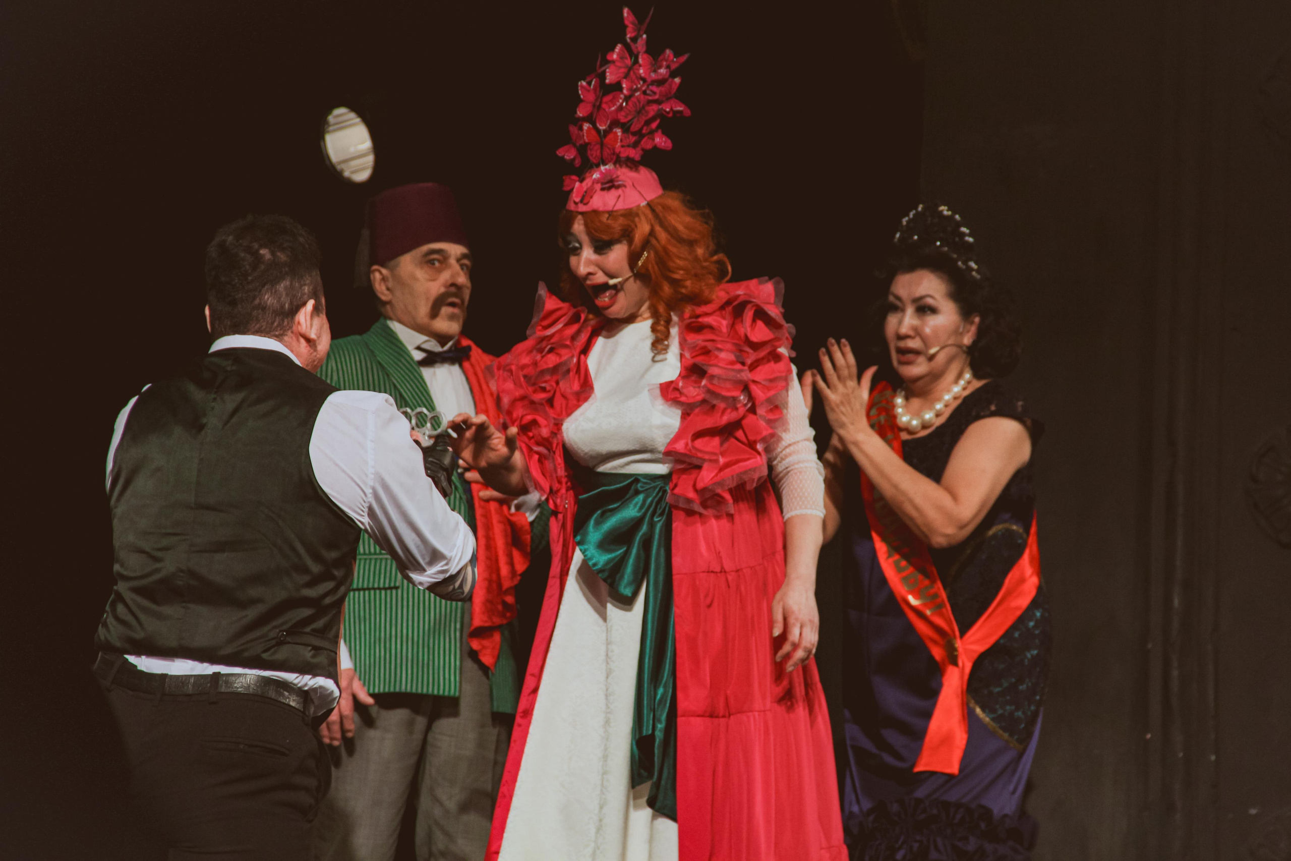 Спектакль «За двумя зайцами». Главная