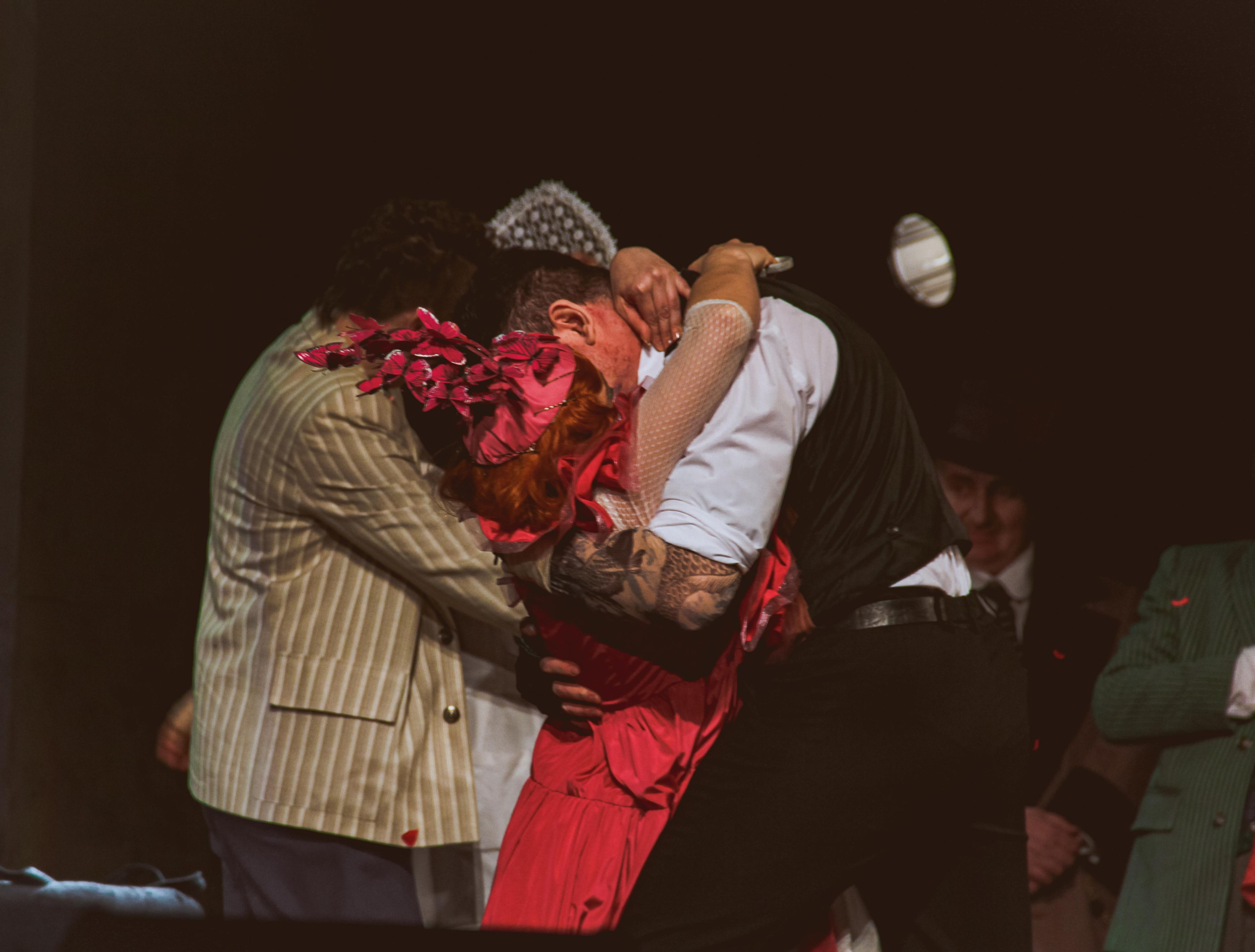 Спектакль «За двумя зайцами». Главная