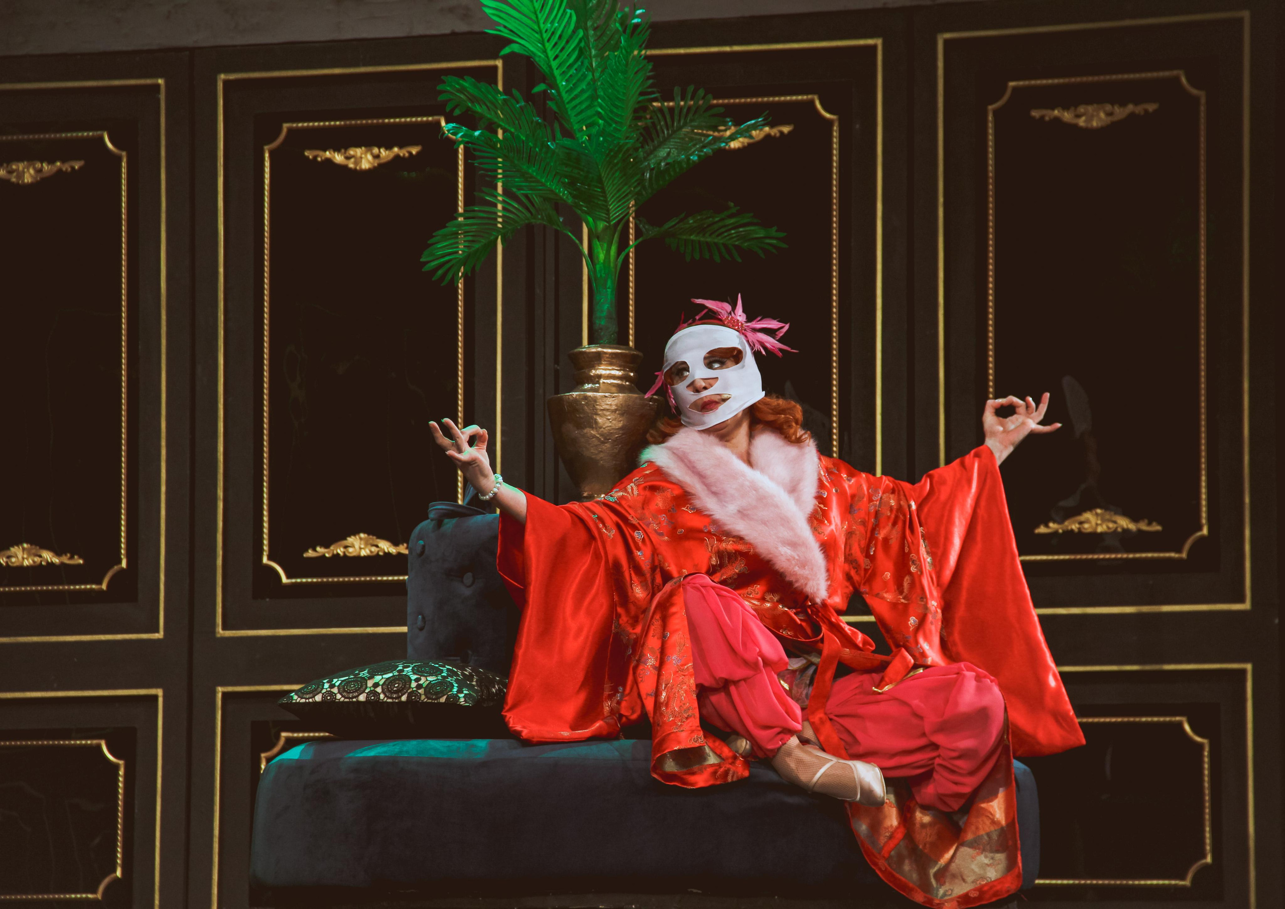 Спектакль «За двумя зайцами». Главная