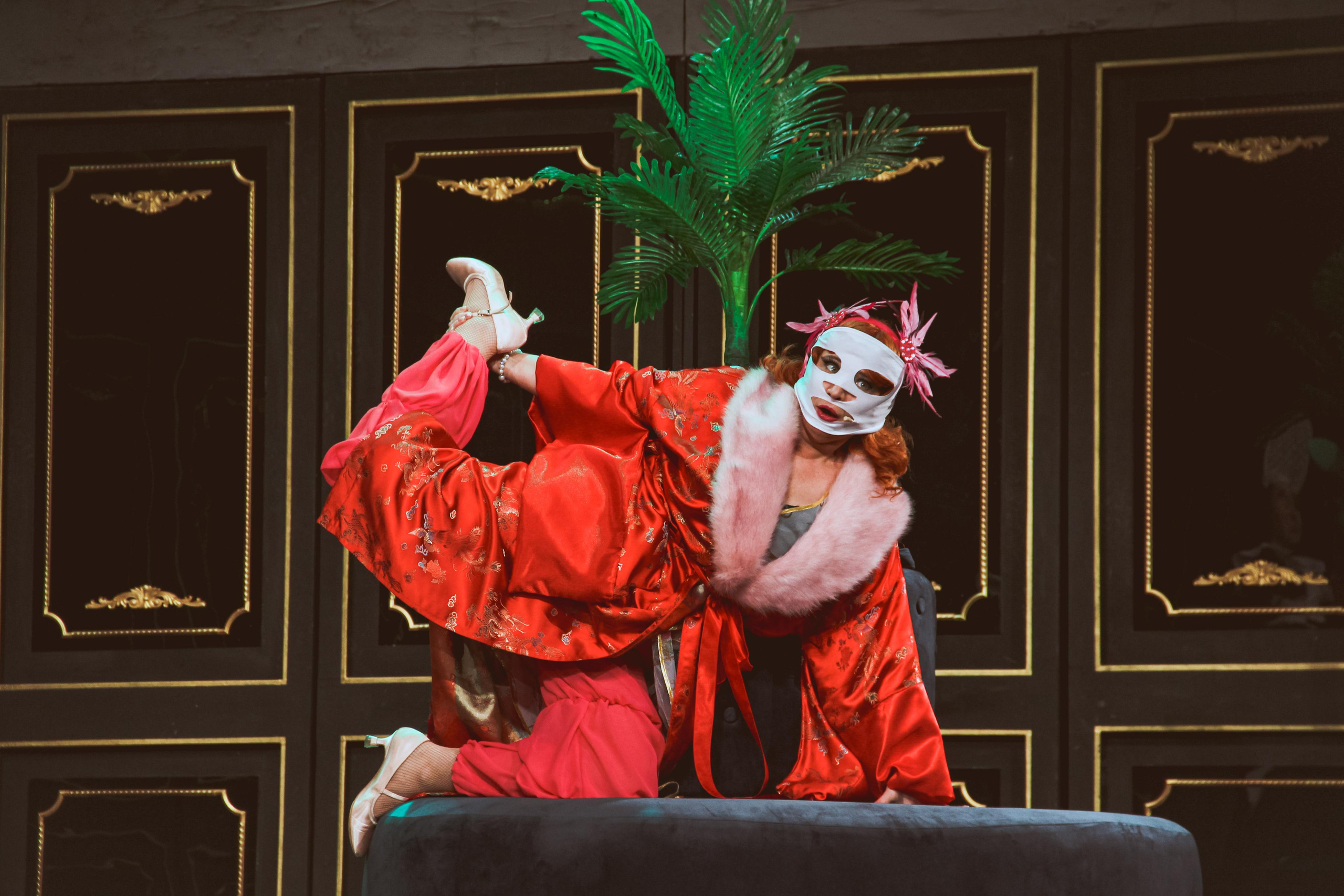 Спектакль «За двумя зайцами». Главная