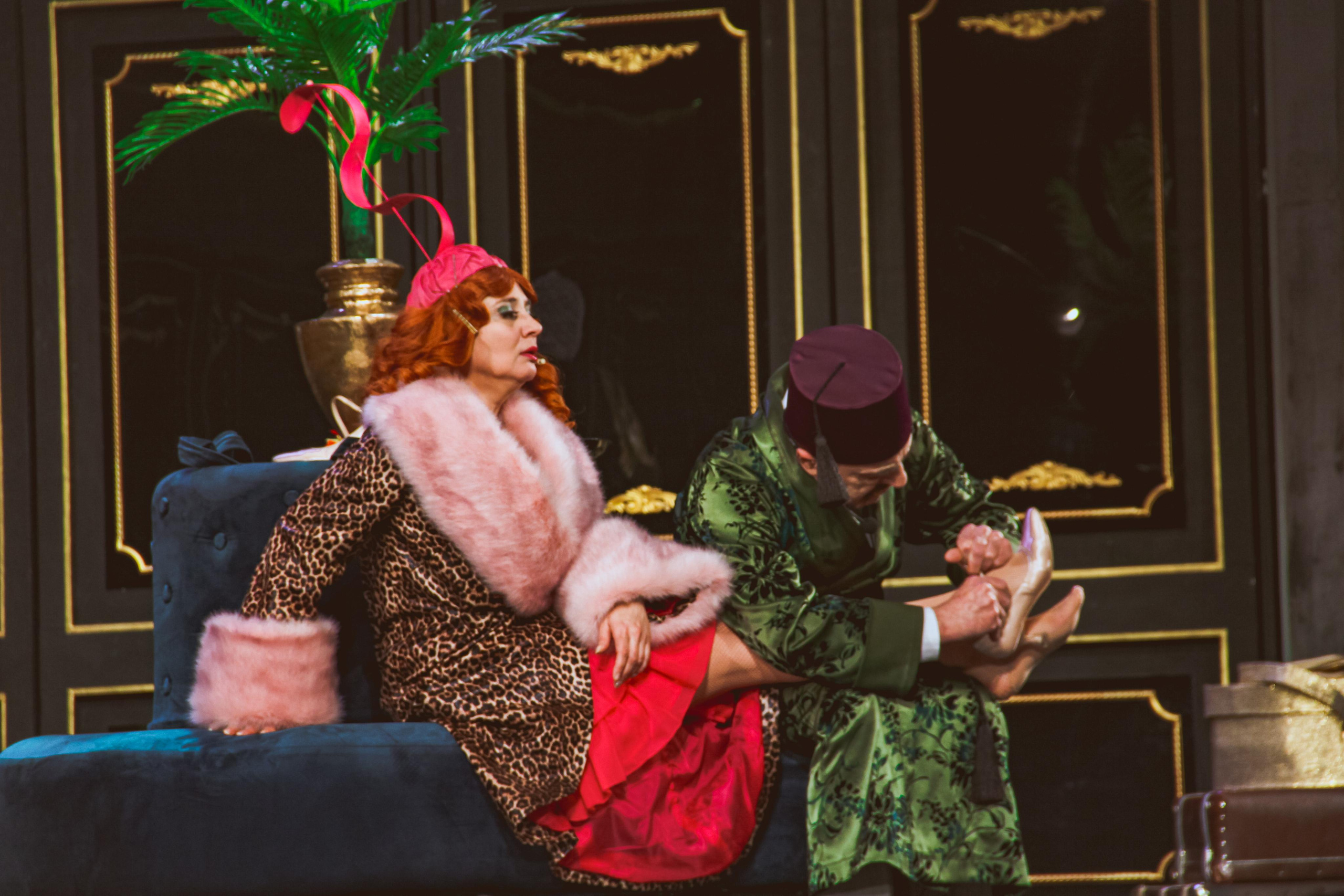 Спектакль «За двумя зайцами». Главная