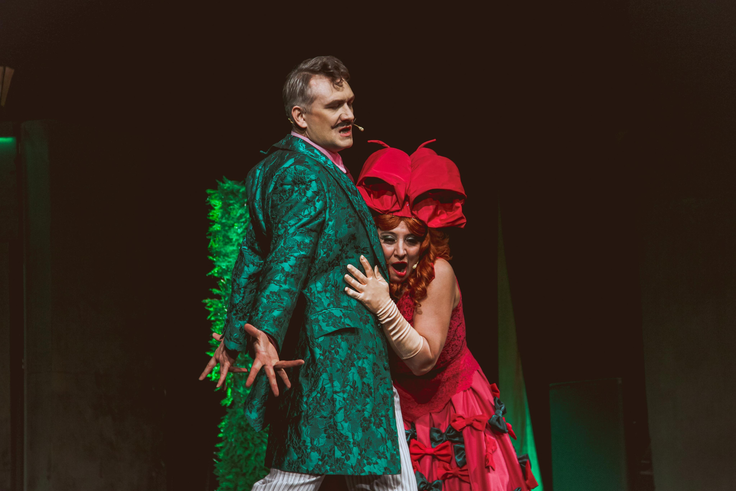 Спектакль «За двумя зайцами». Главная