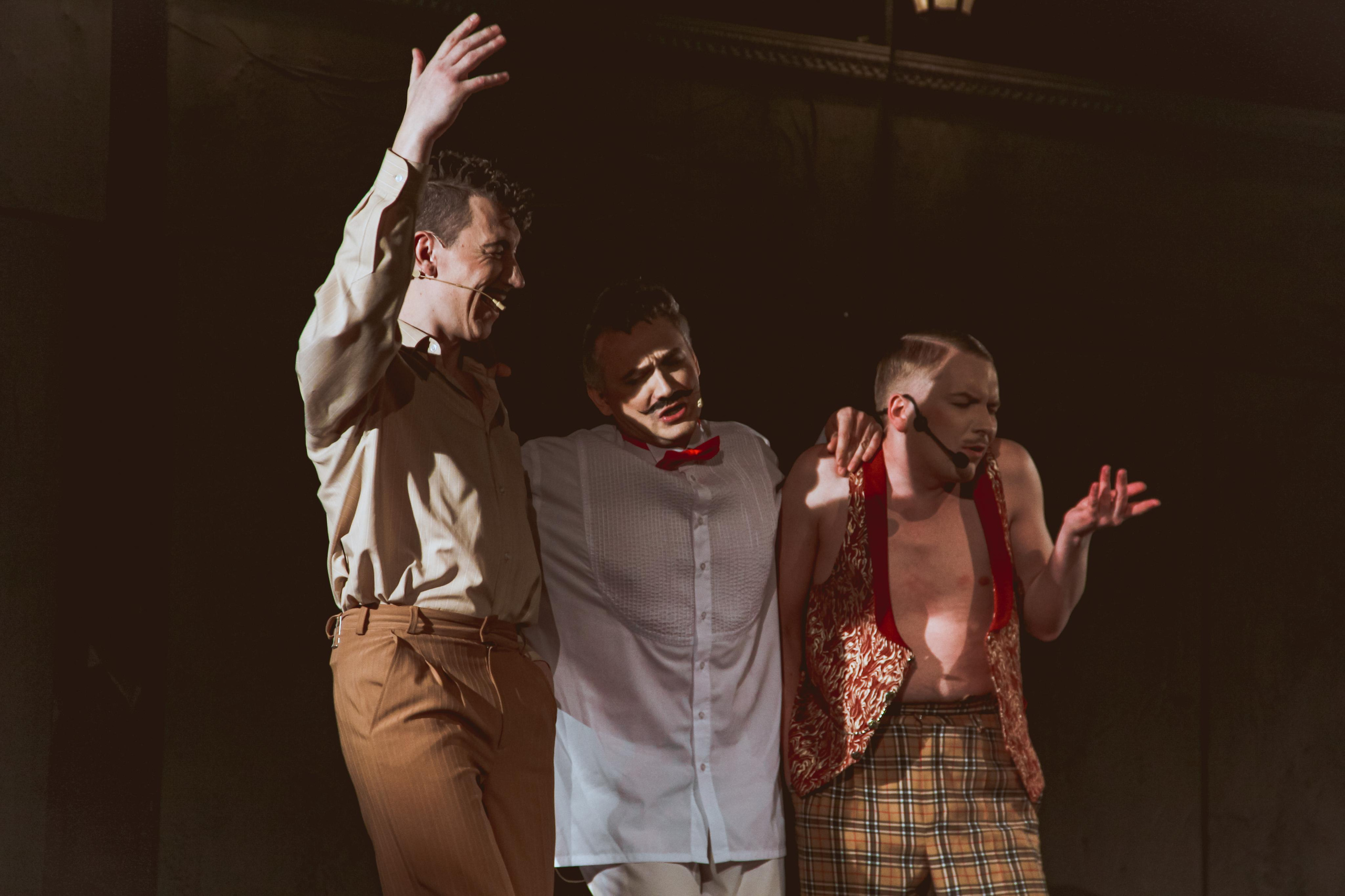 Спектакль «За двумя зайцами». Главная