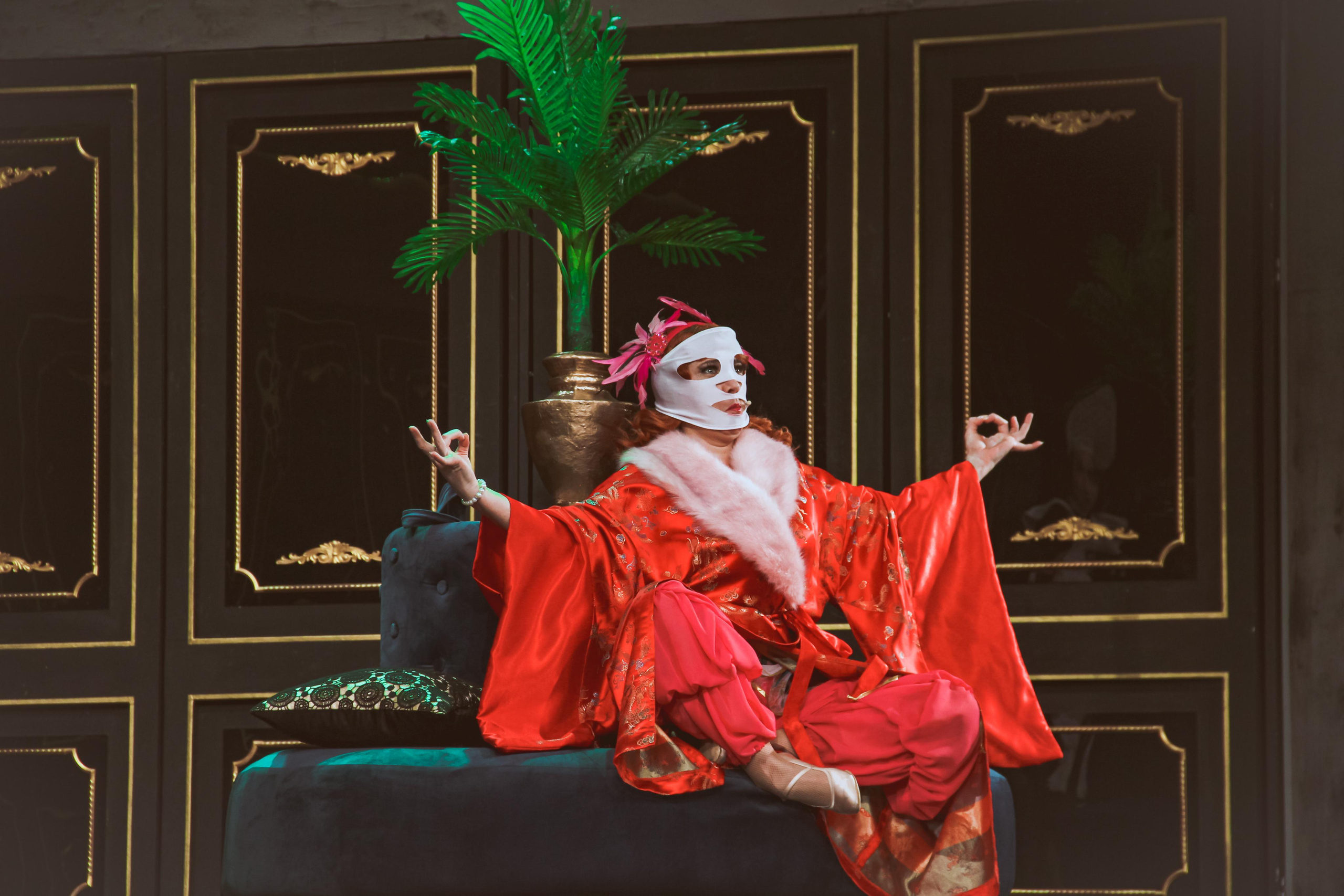 Спектакль «За двумя зайцами». Главная