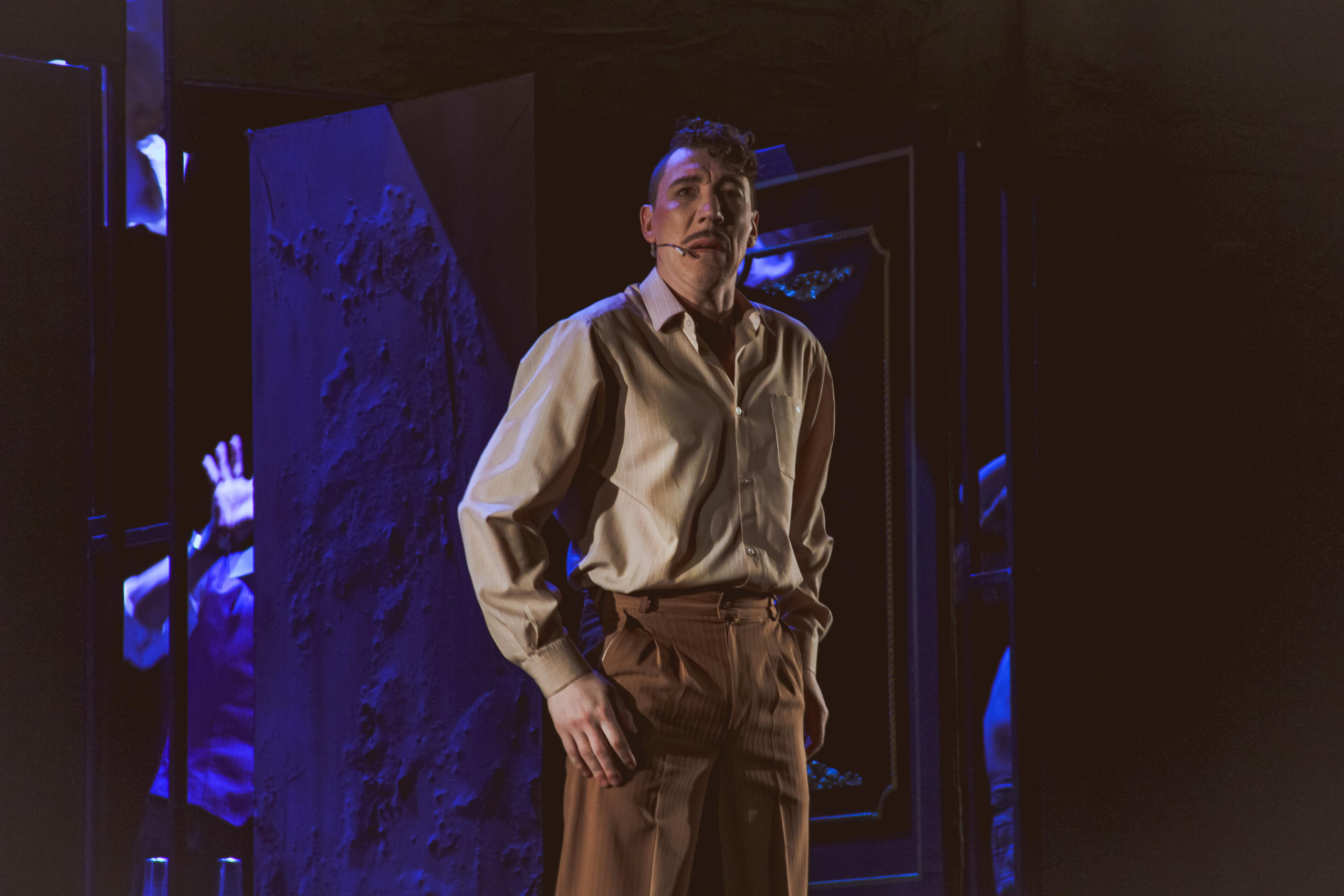 Спектакль «За двумя зайцами». Главная