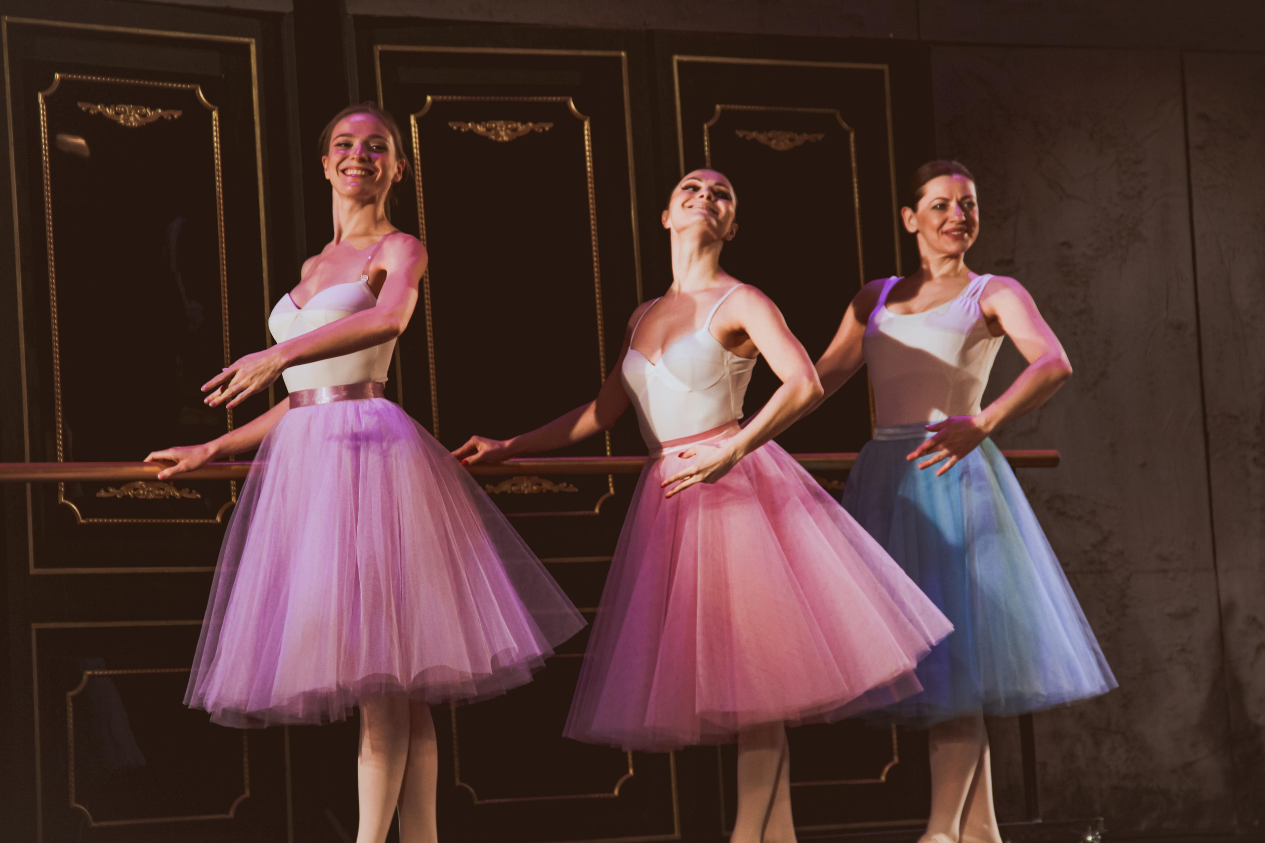 Спектакль «За двумя зайцами». Главная