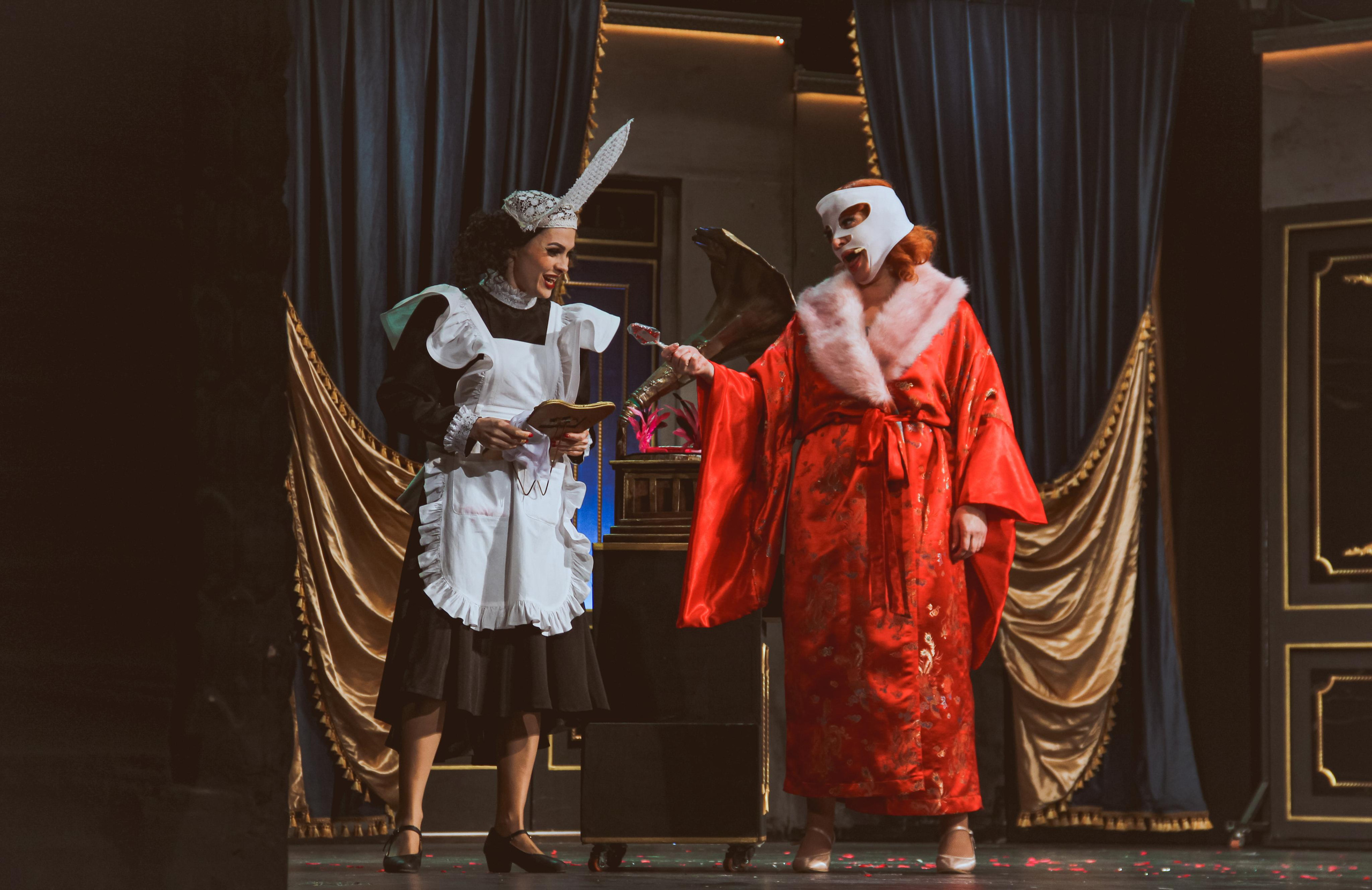 Спектакль «За двумя зайцами». Главная