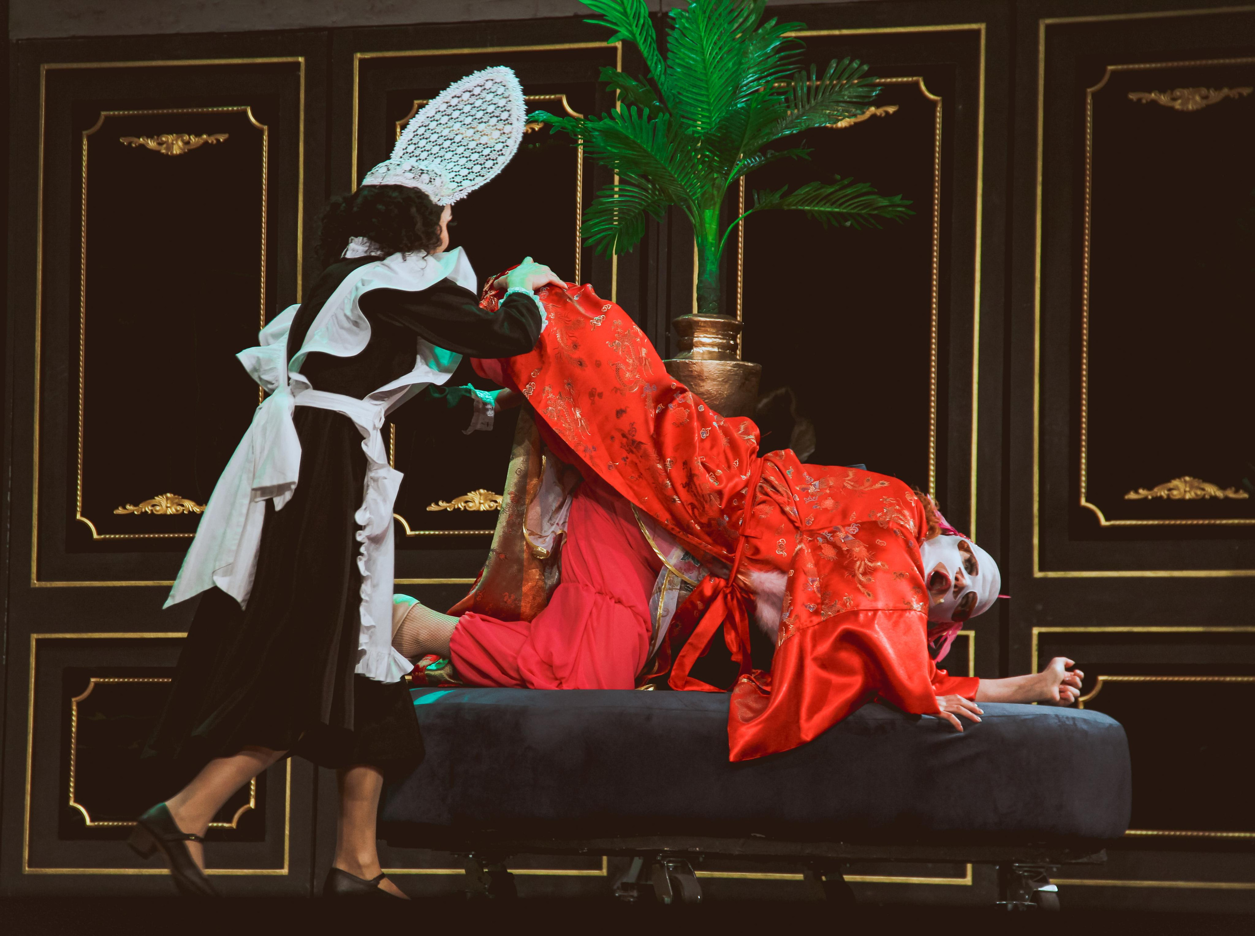 Спектакль «За двумя зайцами». Главная