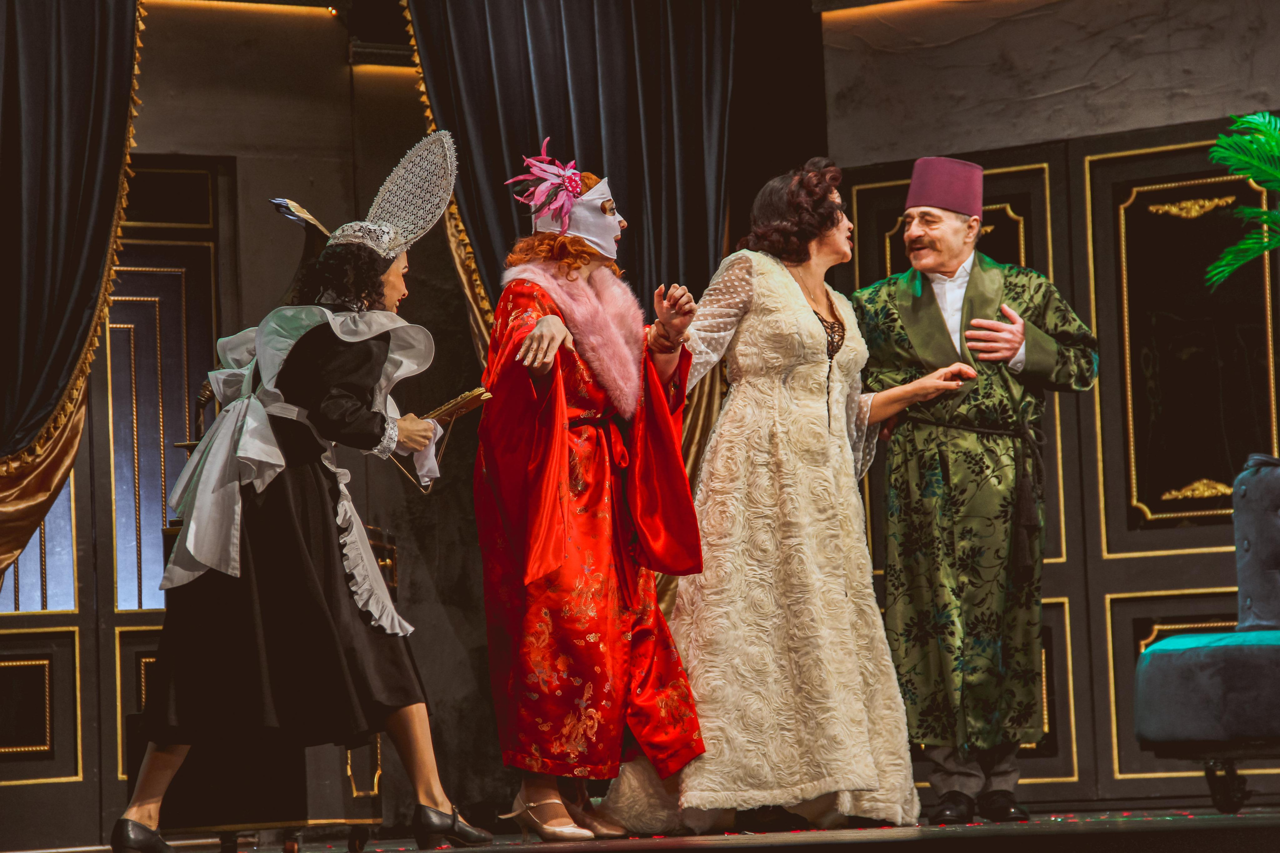 Спектакль «За двумя зайцами». Главная